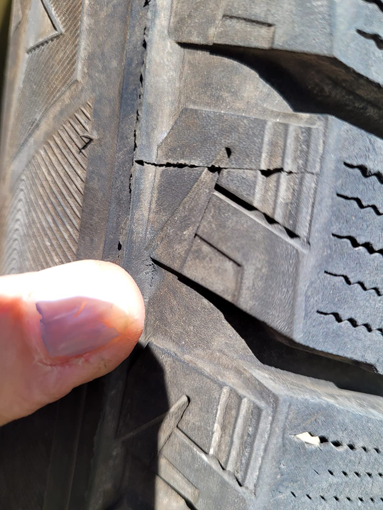 Bridgestone Blizzak DM-V2 Winter/Snow SUV Tire 225/65R17 102 S | Truck/SUV Touring Studless Winter Traction 102S Rated Standard Load Radial Construction Black Sidewall Tire customer photo 1