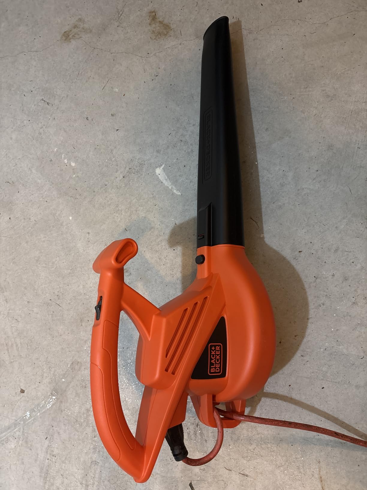 BLACK+DECKER Electric Leaf Blower, Handheld Blowers for Lawn Care, Lightweight, 180 MPH 180 CFM, 7-Amp, Corded (LB700) customer photo 1