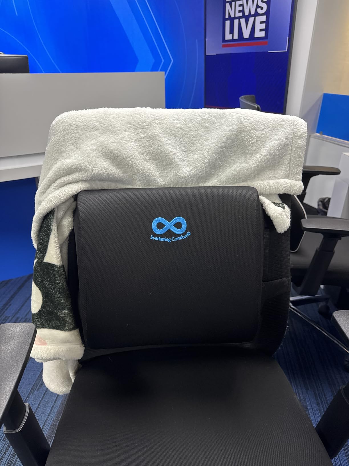 Everlasting Comfort The Original Lumbar Support Pillow for Office Chair - Improves Posture, Promotes Back Pain Relief - Superior Back Support for Gaming and Desk Chairs - Lumbar Pillow for Car, Couch customer photo 1