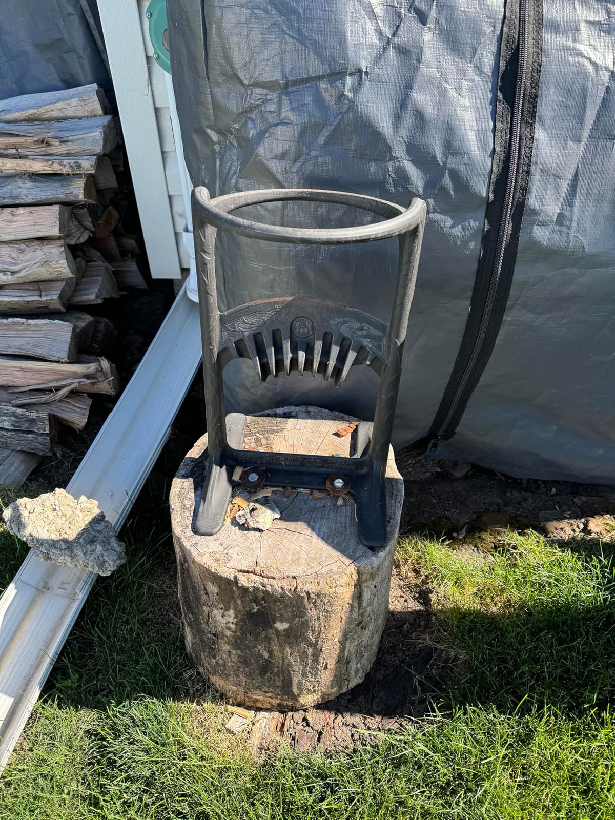 Kindling Cracker King XL Cast Iron Kindling Splitter, 9in. Opening | Fixed splitting blade, Protective safety ring, 17in. height, No axe swing required, Made in Australia customer photo 2
