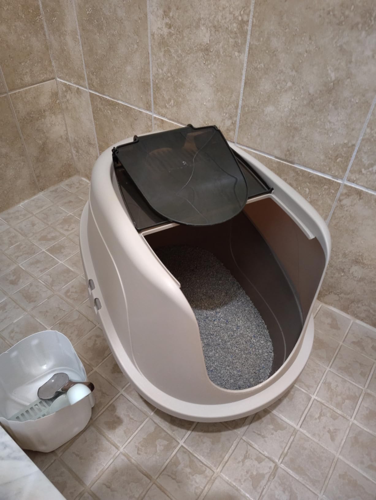 Amazon Basics No-Mess Hooded Enclosed Cat Litter Box with Odor Control and Swinging Door, Large, 24