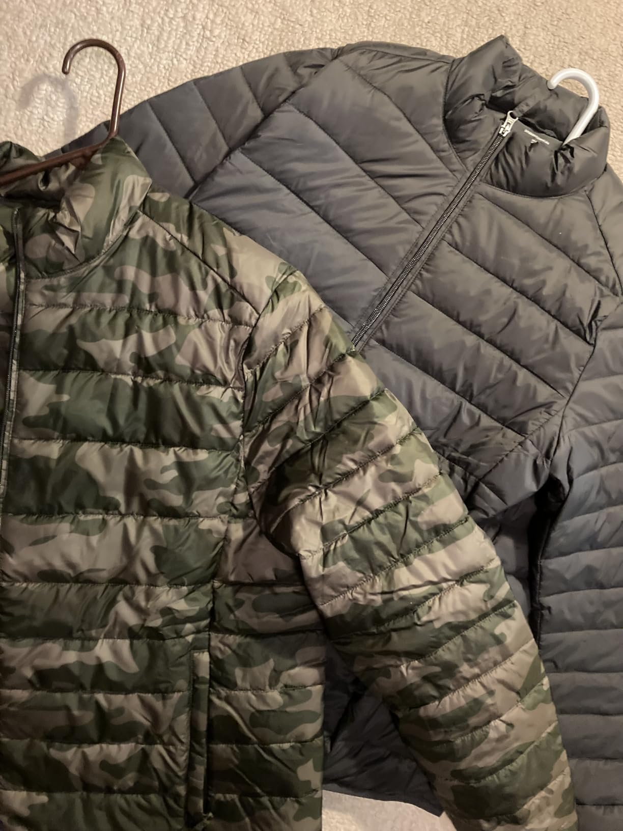 Amazon Essentials Men's Packable Lightweight Water-Resistant Puffer Jacket (Available in Big & Tall) customer photo 2