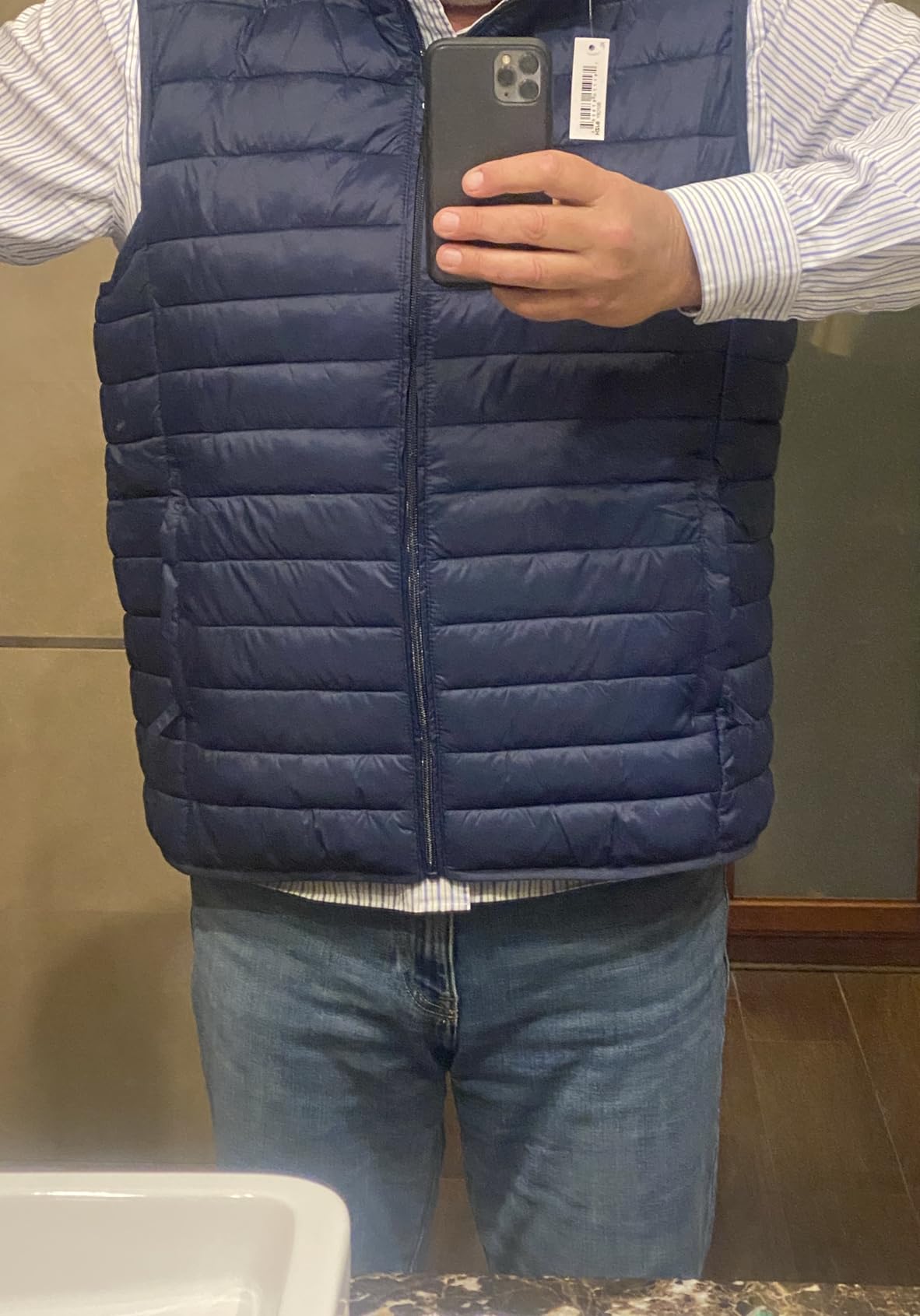 Amazon Essentials Men's Lightweight Water-Resistant Packable Puffer Vest customer photo 2