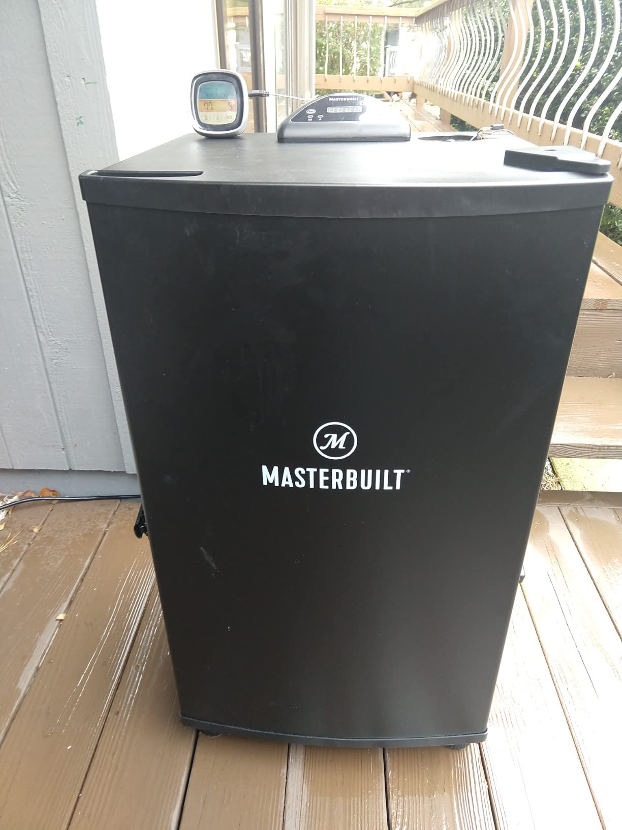 Masterbuilt 30-inch Digital Electric Vertical BBQ Smoker with Side Wood Chip Loader, Chrome Racks and 710 Cooking Square Inches in Black, Model MB20071117 customer photo 2