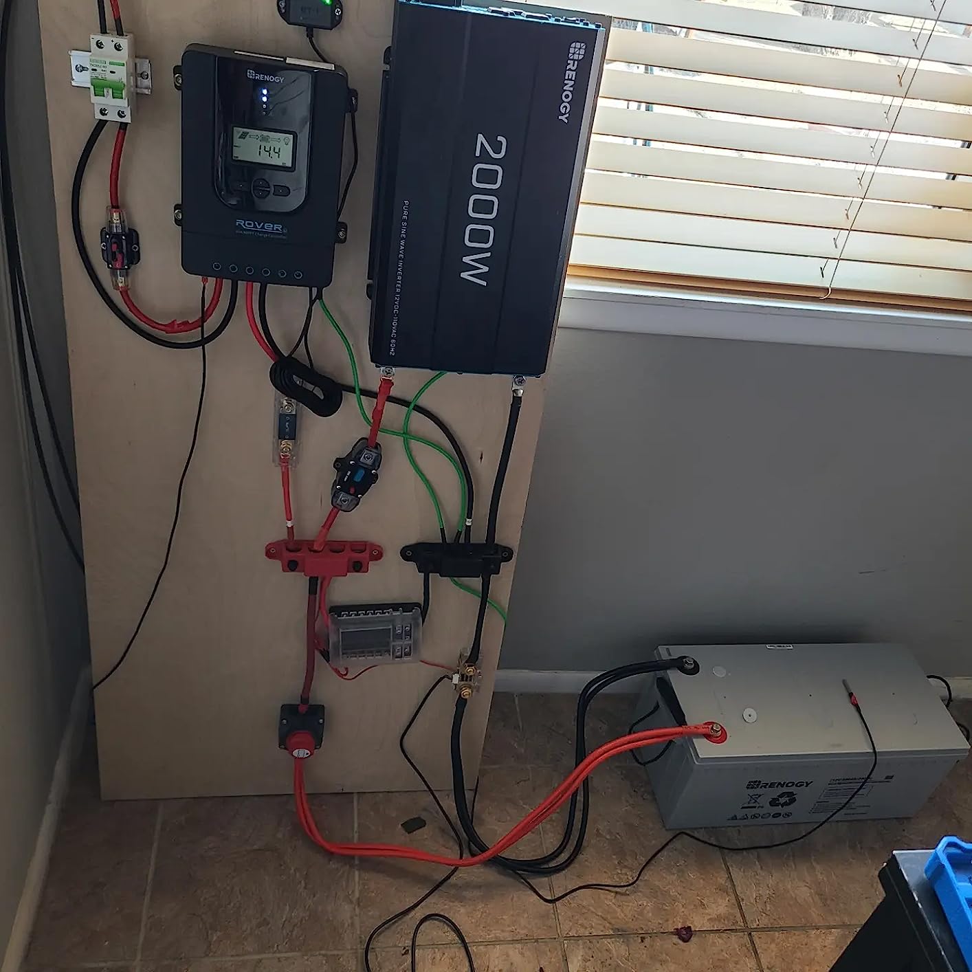 Renogy 400Watt Premium Solar Kit with 40A MPPT Charge Controller | 4x100W monocrystalline panels. 40A MPPT charge controller. Includes Bluetooth module, Z-brackets, cables, adaptor kit. customer photo 1