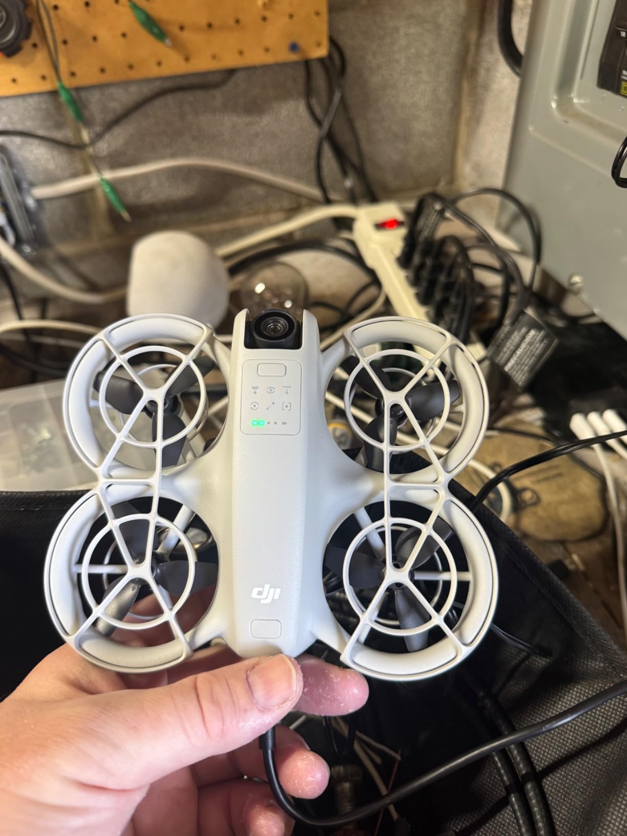 DJI Neo, Mini Drone with 4K UHD Camera for Adults, 135g Self Flying Drone that Follows You, Palm Takeoff, Subject Tracking, QuickShots, Stabilized Video, Built-In Propeller Guard customer photo 2