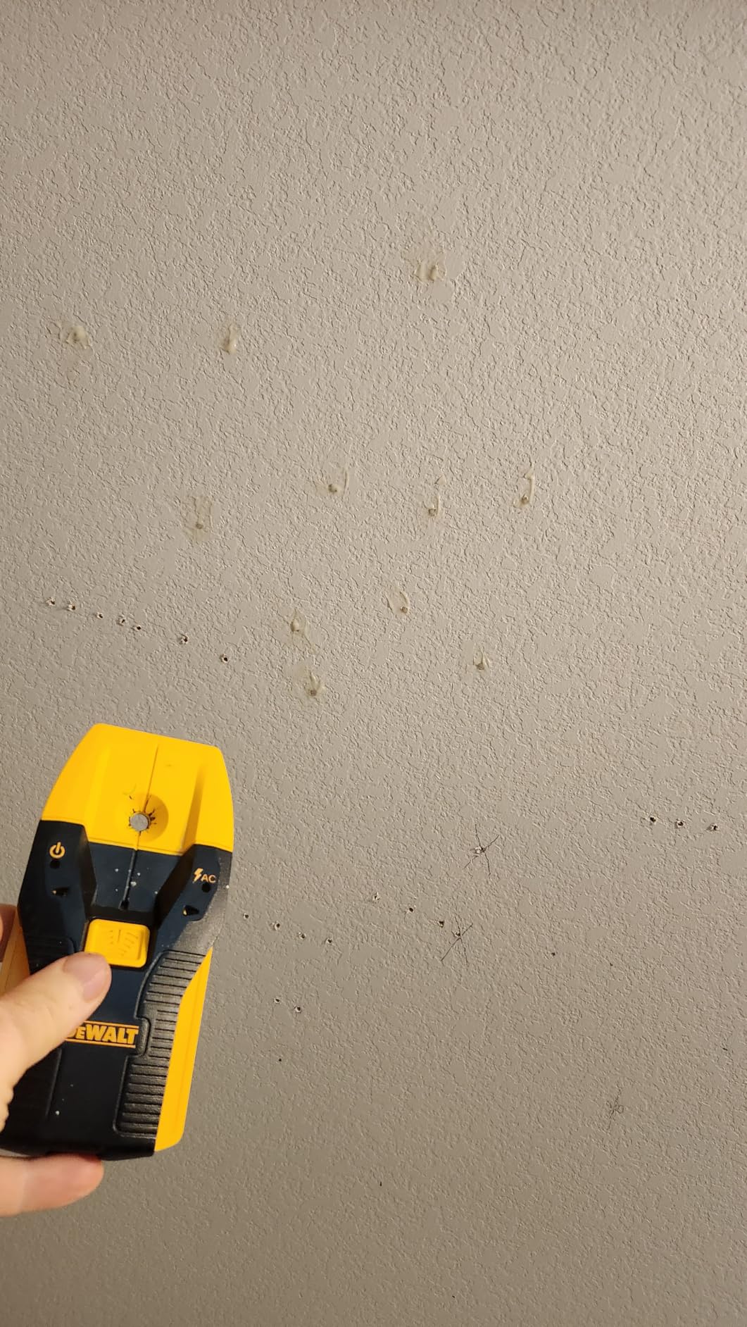DEWALT Stud Finder, 3/4”, Locate Framing Studs Efficiently with LED Arrows, Ideal for Wood and Metal, AAA Batteries Included (DW0100) customer photo 1