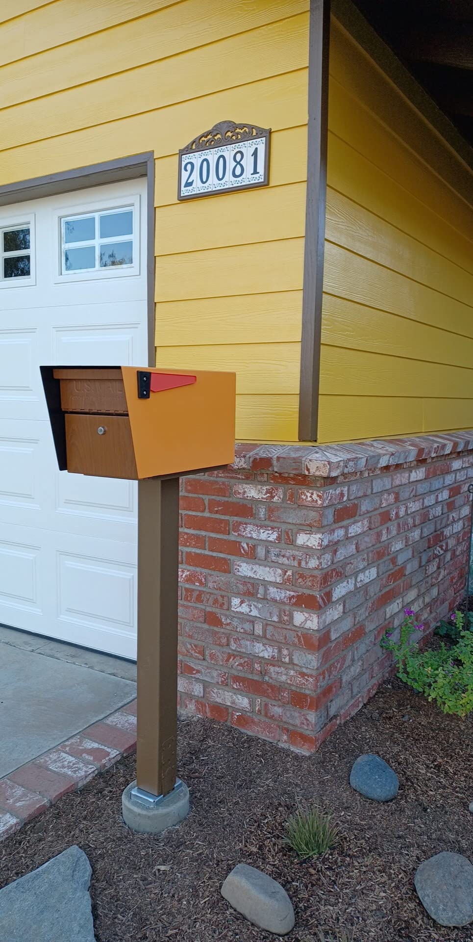 Mail Boss Curbside, Wood Grain 7510 Mail Manager Locking Security Mailbox, Steel, Black customer photo 1