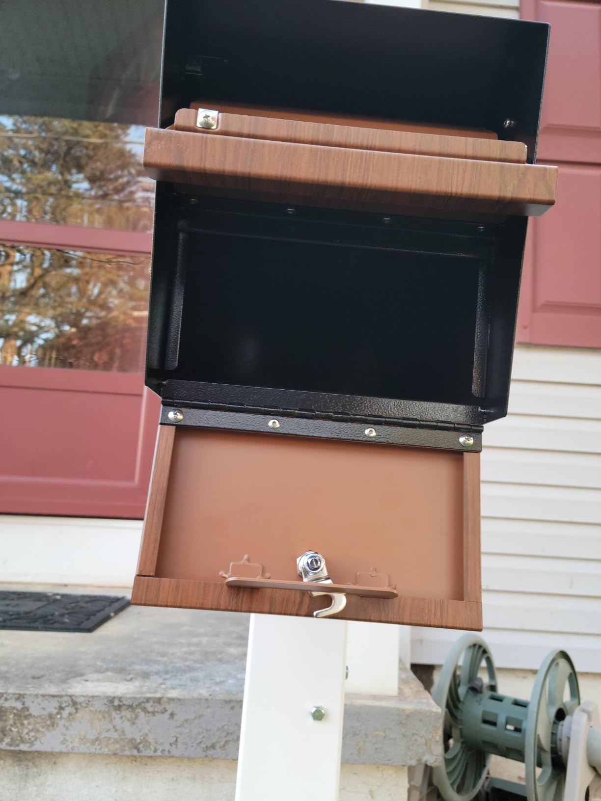 Mail Boss Curbside, Wood Grain 7510 Mail Manager Locking Security Mailbox, Steel, Black customer photo 2
