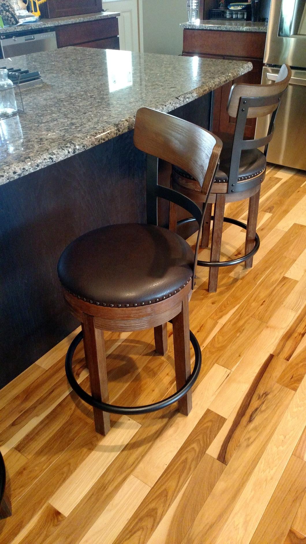 Signature Design by Ashley Valebeck Swivel Counter Height Bar Stool, White | Sturdy 24.5-inch seat with nailhead trim, Farmhouse rustic style featuring linen colored polyester, Smooth 360° rotation customer photo 1