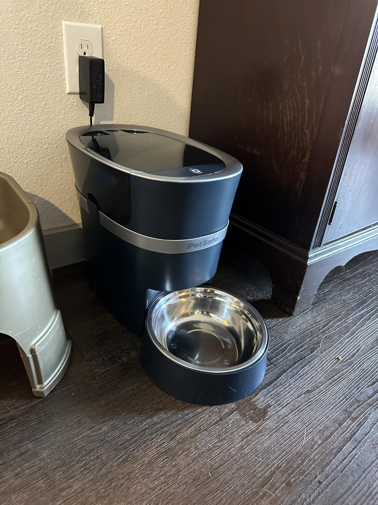 PetSafe Smart Feed Automatic Pet Feeder, 6L/24 Cup, Programmable | Alexa Enabled for Snack Feeding, App Alerts When Low/Empty, Slow Feed Setting, Backup Batteries Keep Meals on Schedule customer photo 1