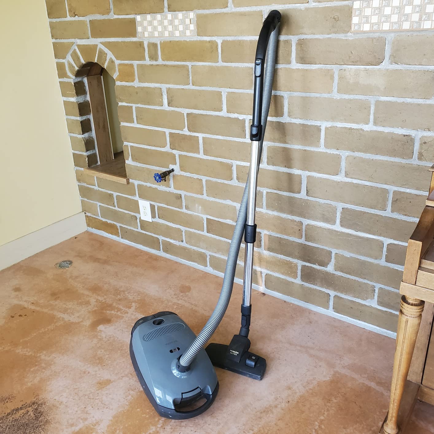 Miele Classic C1 Pure Suction Vacuum for Hard Floors & Low-Pile Carpet customer photo 1