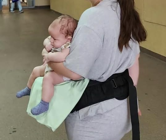 Tushbaby Original Hip Seat Baby Carrier for Babies & Toddlers up to 45 lbs, Safety Certified, Lightweight No-Foam Design with Storage, Grey customer photo 2