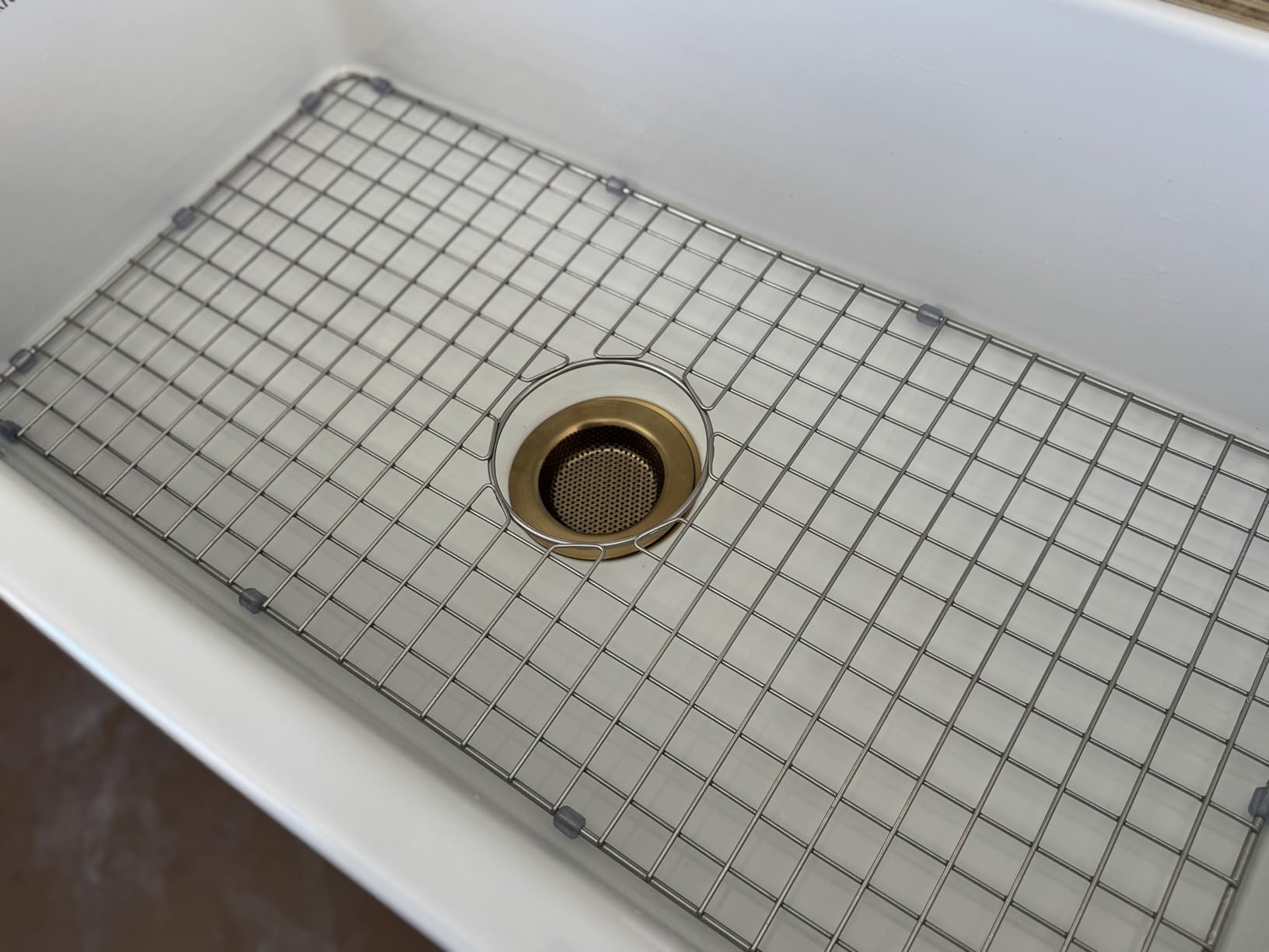KRAUS KFR1-33GWH Turino Reversible 33-inch Fireclay Farmhouse Flat Apron Front Single Bowl Kitchen Sink with Bottom Grid in Gloss White customer photo 1