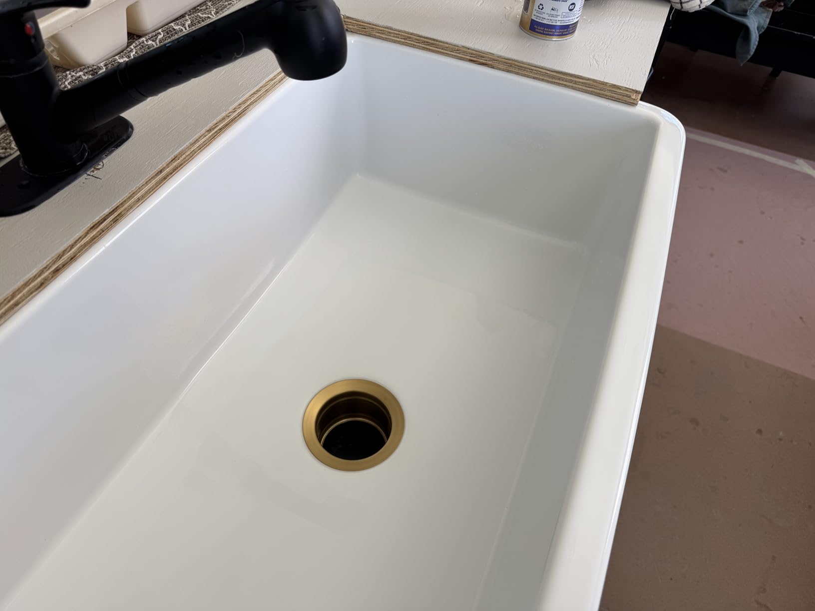 KRAUS KFR1-33GWH Turino Reversible 33-inch Fireclay Farmhouse Flat Apron Front Single Bowl Kitchen Sink with Bottom Grid in Gloss White customer photo 2