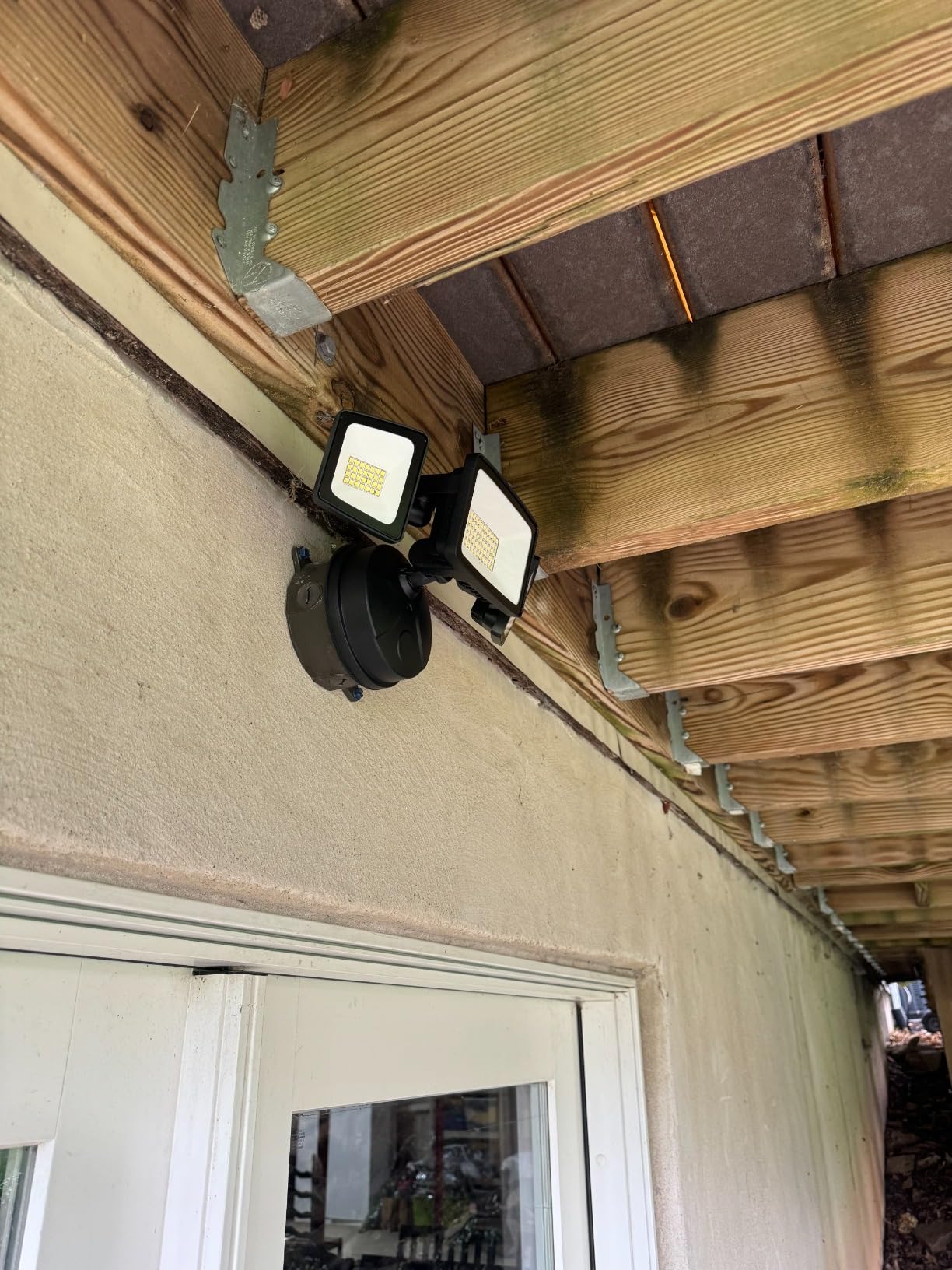 Onforu 75W Flood Lights Outdoor, 7000LM Brightness Security Lights Switch Controlled, 3 Adjustable Heads, IP65 Waterproof, 6500K Wall Mount Exterior LED Flood Light customer photo 2