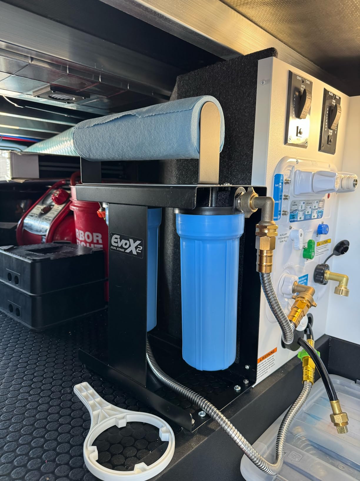 Camco EVO X2 Dual Stage Camper/RV Water Filter Kit - Made in the USA | 2 Stage Filtration w/KDF & GAC - Filters Out Bad Taste, Odors, Lead, Bacteria & More - Replaceable Filters - (40639) customer photo 1
