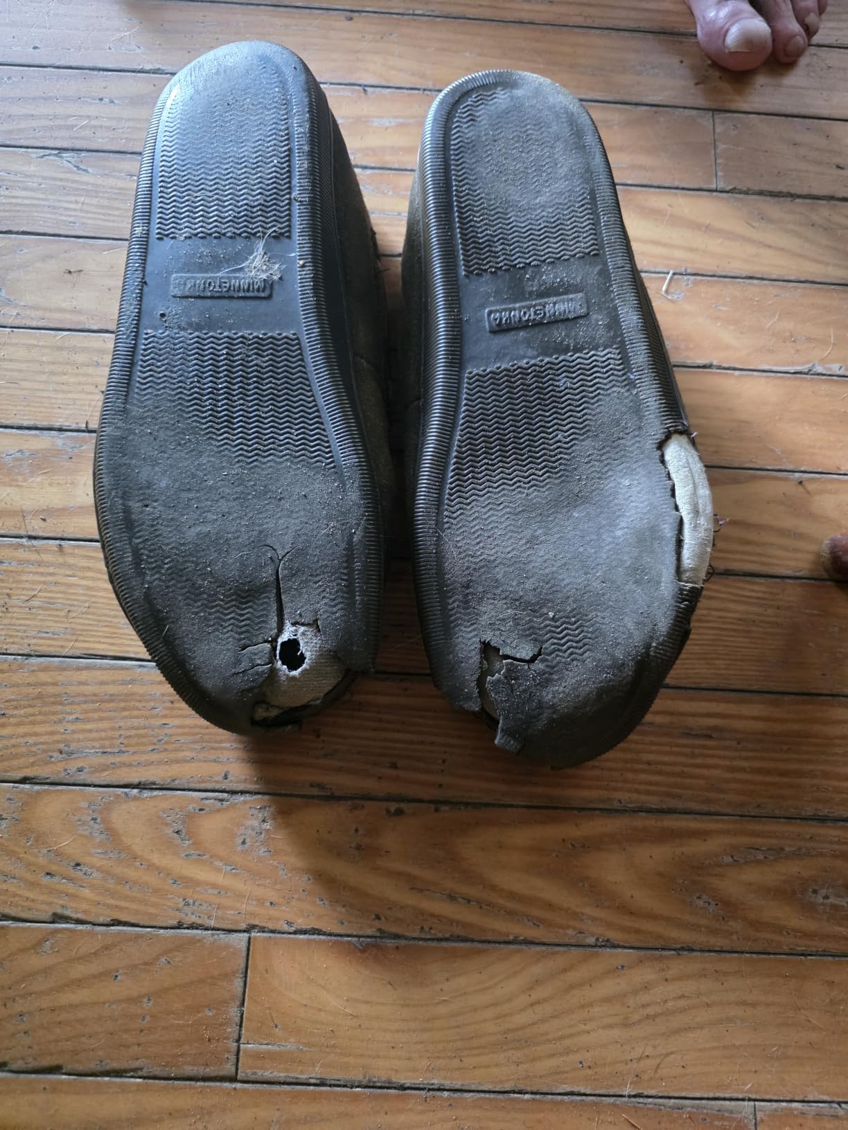Minnetonka Men's Pile Lined Hardsole Slipper customer photo 1