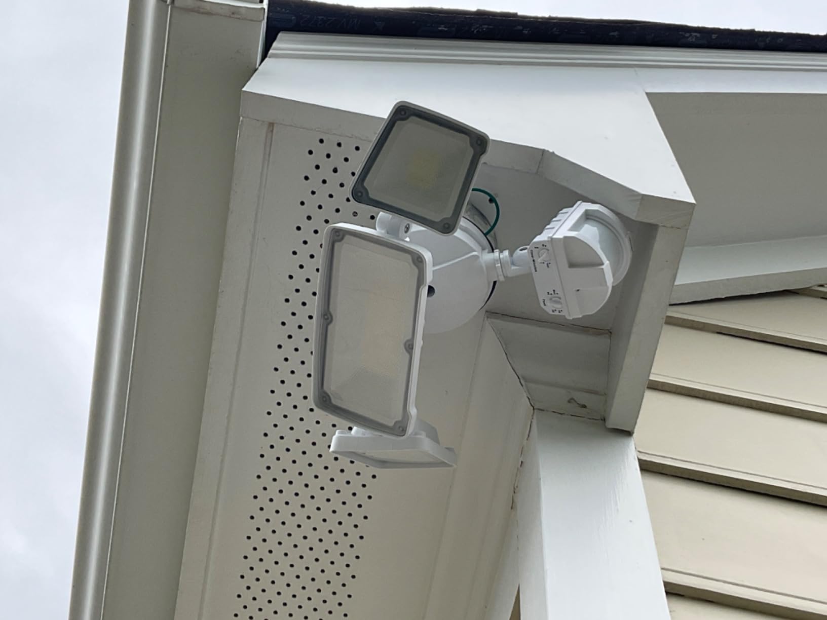 LEPOWER LED Security Light Motion Sensor Outdoor Lights, Bright 38W 4200LM | 72 FT Range, IP65, Easy to Install, 180° Motion Sensor, 5500K, 3 Head Detected Waterproof Flood Light for Garage, Yard, Porch customer photo 2
