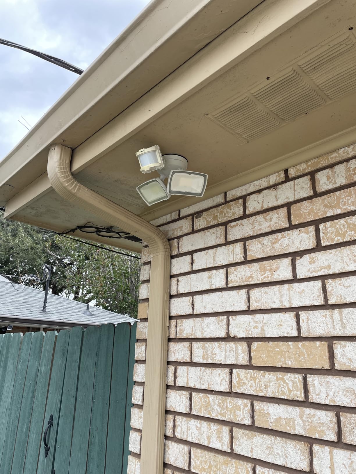 LEPOWER Hardwired LED Security Lights Motion Sensor Outdoor, 40W 4000LM | 5500K Daylight, 72 FT Range & 180 Degree Detection, Easy to Install, IP65 Waterproof, 2 Head Flood Light for Garage, Yard, Porch customer photo 1