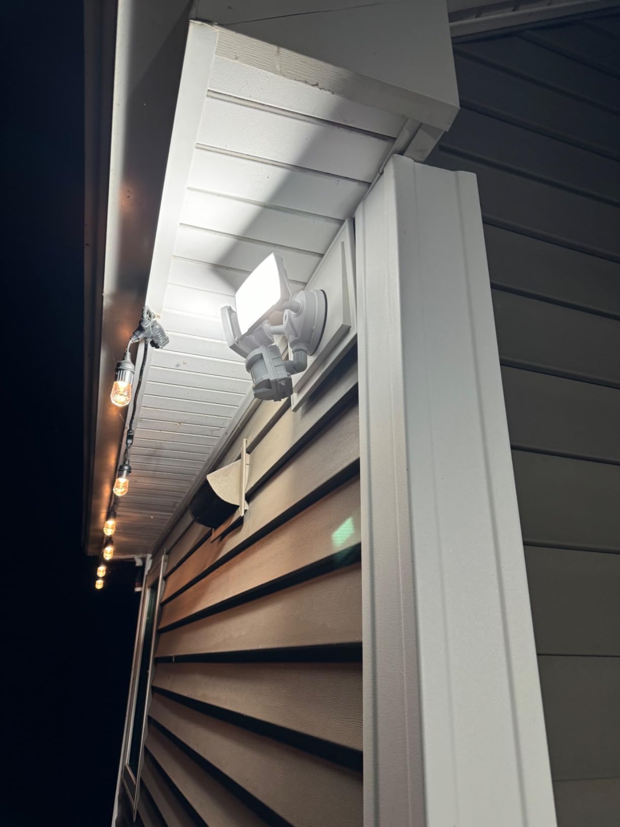 LEPOWER Hardwired LED Security Lights Motion Sensor Outdoor, 40W 4000LM | 5500K Daylight, 72 FT Range & 180 Degree Detection, Easy to Install, IP65 Waterproof, 2 Head Flood Light for Garage, Yard, Porch customer photo 2