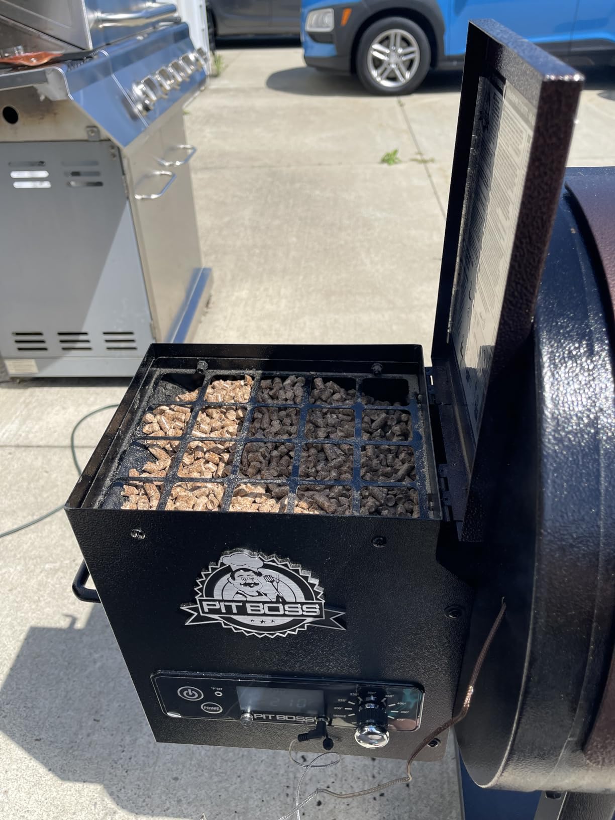 Pit Boss 440 Mahogany Series Wood Pellet Grill & Smoker with Flame Broiler and LED Digital Controller, 518-Sq. In. Cooking Space, 180°F to 500°F Temperature Range, 5 lb. Pellet Hopper, Brown customer photo 2