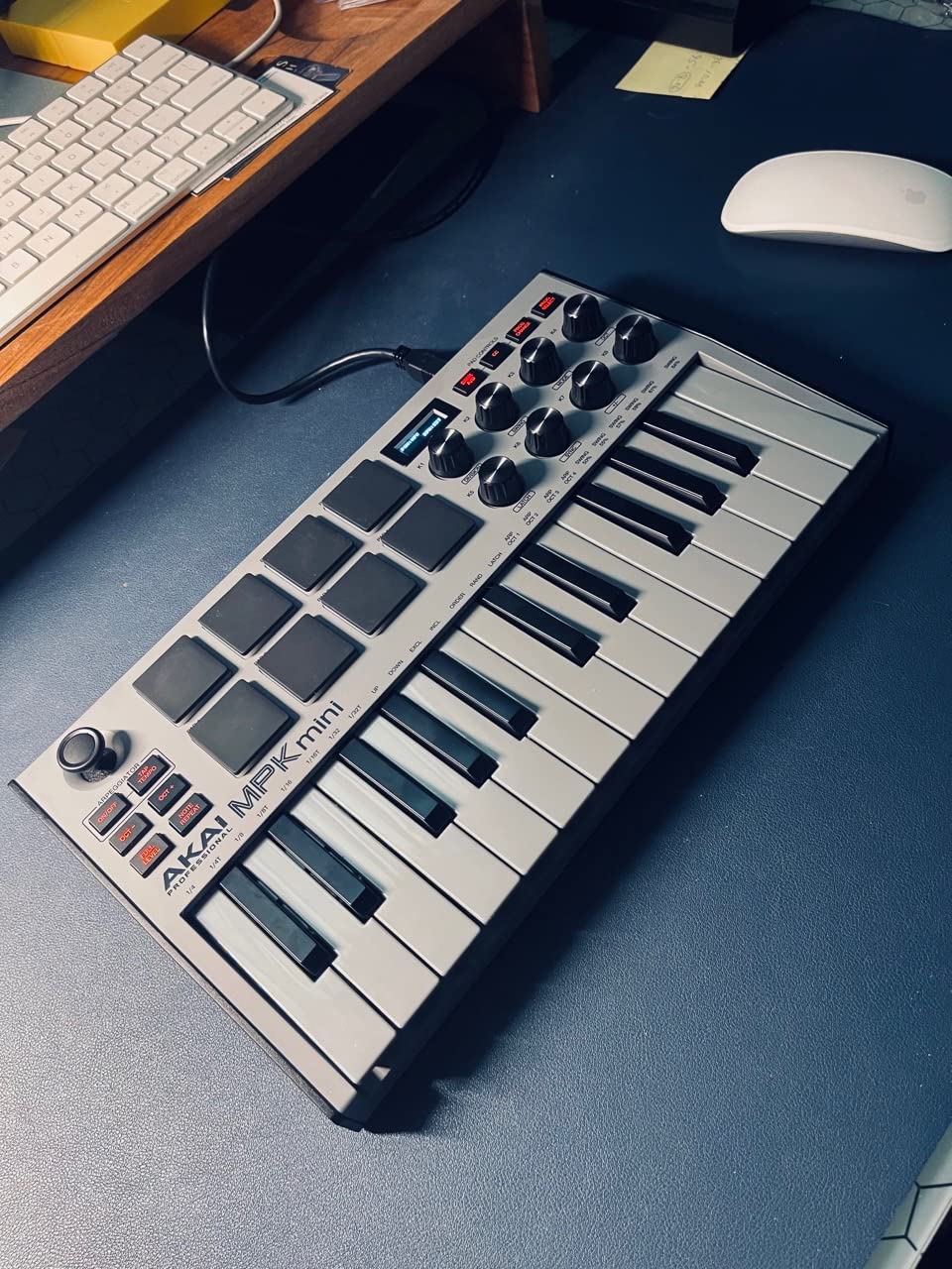Akai Professional MPK Mini MK3 25-Key USB MIDI Keyboard Controller | Velocity-Sensitive Mini Keys, 8 MPC Pads, 8 Knobs, Software Suite Included, for Beat Makers, Music Producers and Home Studios customer photo 1