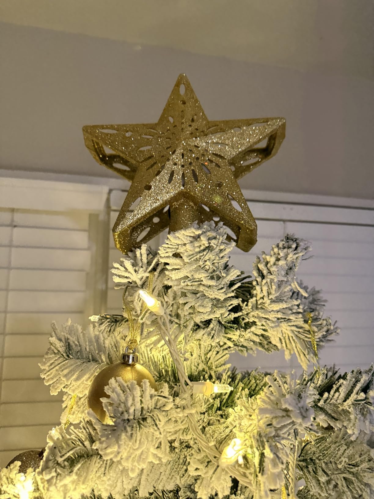 Brightown Christmas Star Tree Topper with Snowflake Projector Lights | Hollowed Pentagram Tree Topper, Plug in Christmas Tree Ornament for Indoor Office Xmas New Year Holiday Tree Decoration customer photo 1