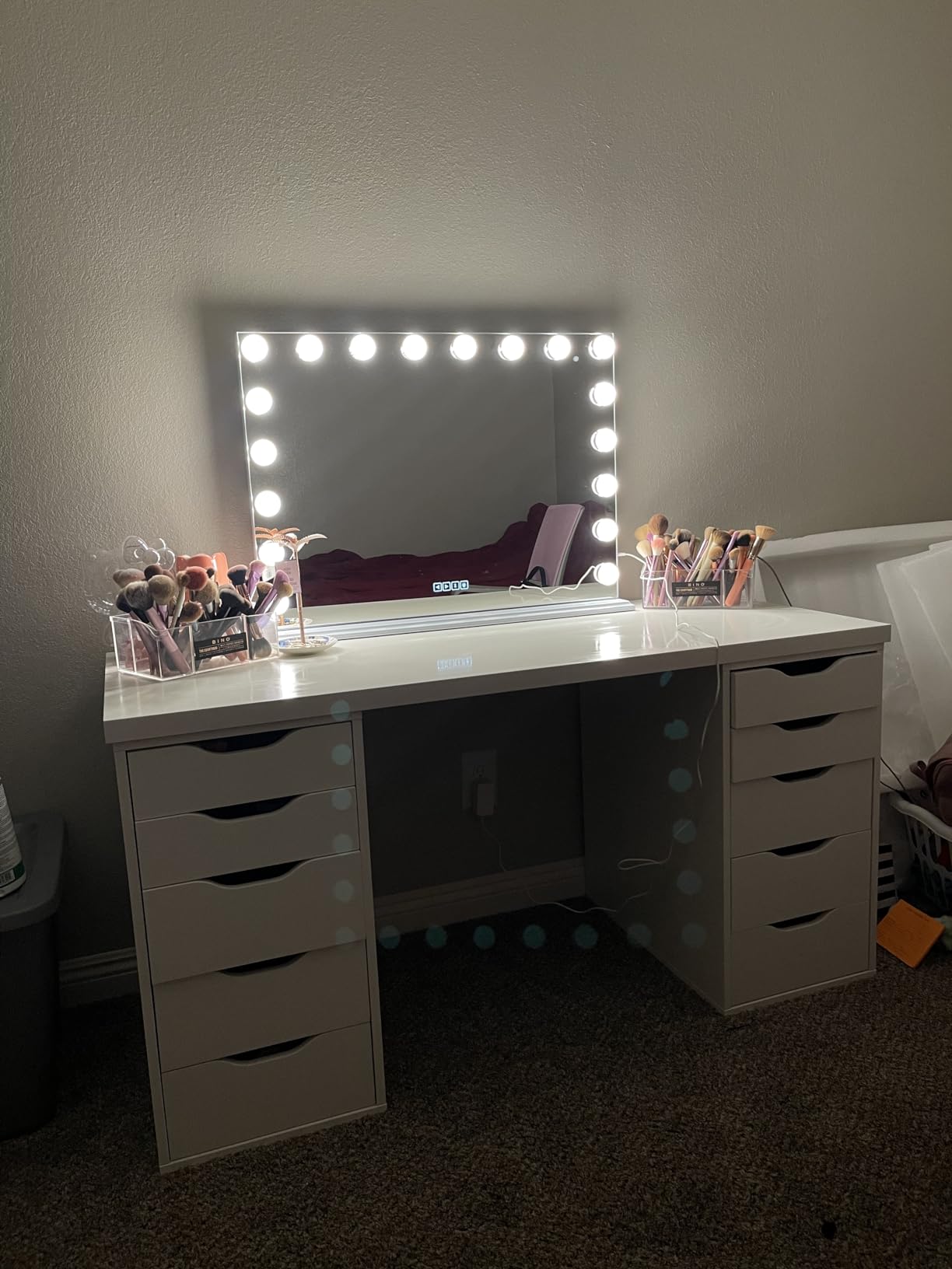 Hansong Vanity Mirror with Lights and Bluetooth Speaker 32