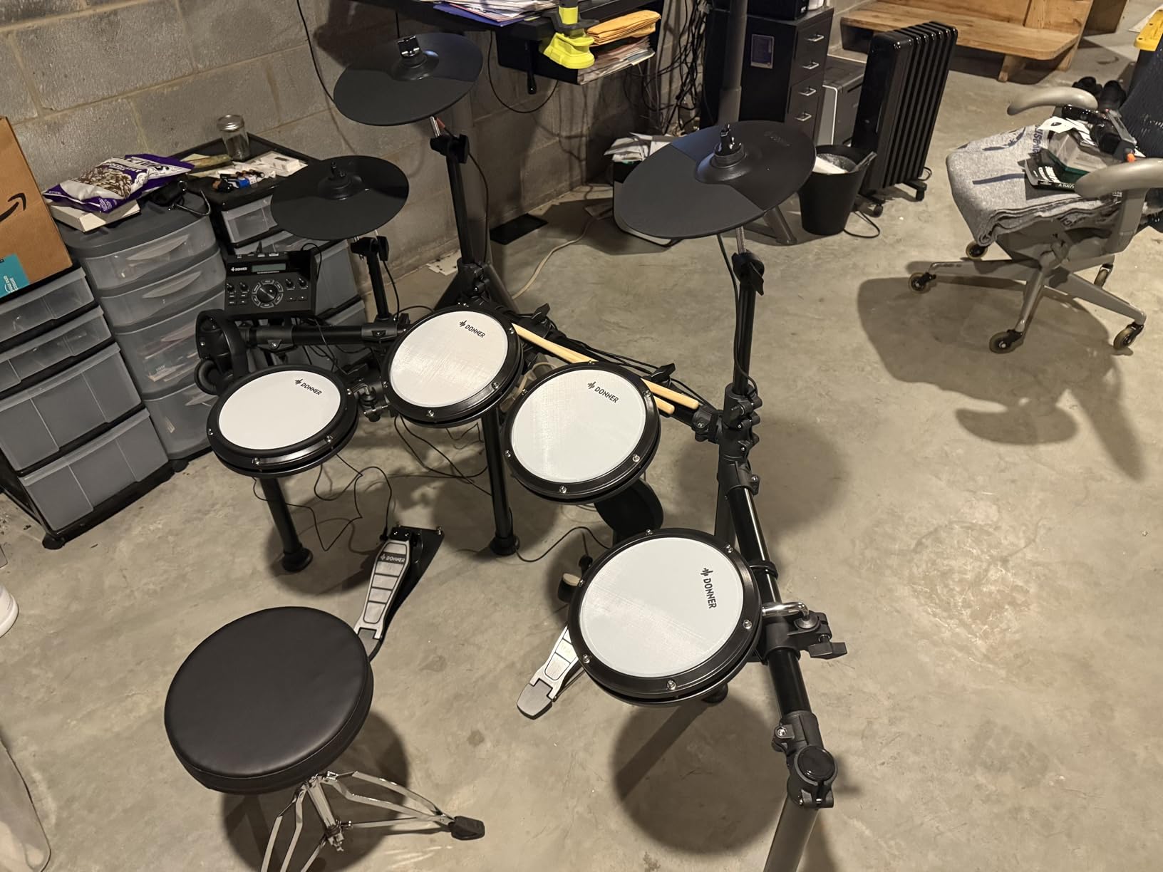 Donner DED-200 Electric Drum Sets with Quiet Mesh Drum Pads, 2 Cymbals w/Choke, 31 Kits and 450+ Sounds, Throne, Headphones, Sticks, USB MIDI, Melodics Lessons (5 Pads, 3 Cymbals) customer photo 2