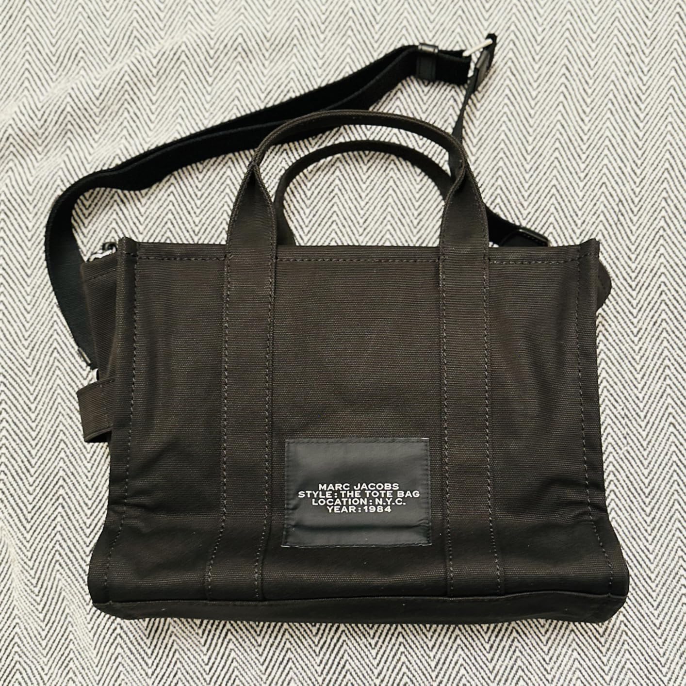 Marc Jacobs Women's The Medium Tote Bag customer photo 1
