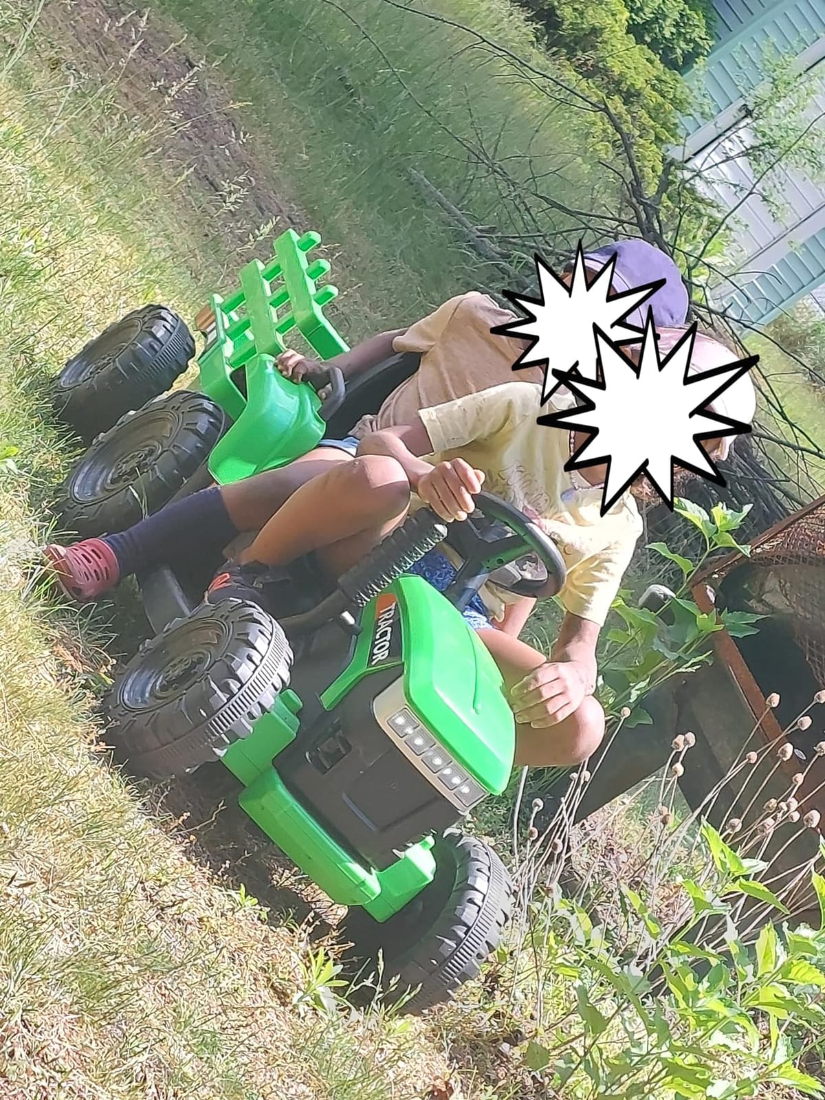 TOBBI Kids Electric Ride On Toy Tractor, Toddlers 12V Battery-Powered Car to Drive, 35W Dual Motor 6-Wheels Trailer Vehicle with 3-Speeds/LED & Horn Functions for Chirdren Aged 3-8-Dark Green customer photo 2