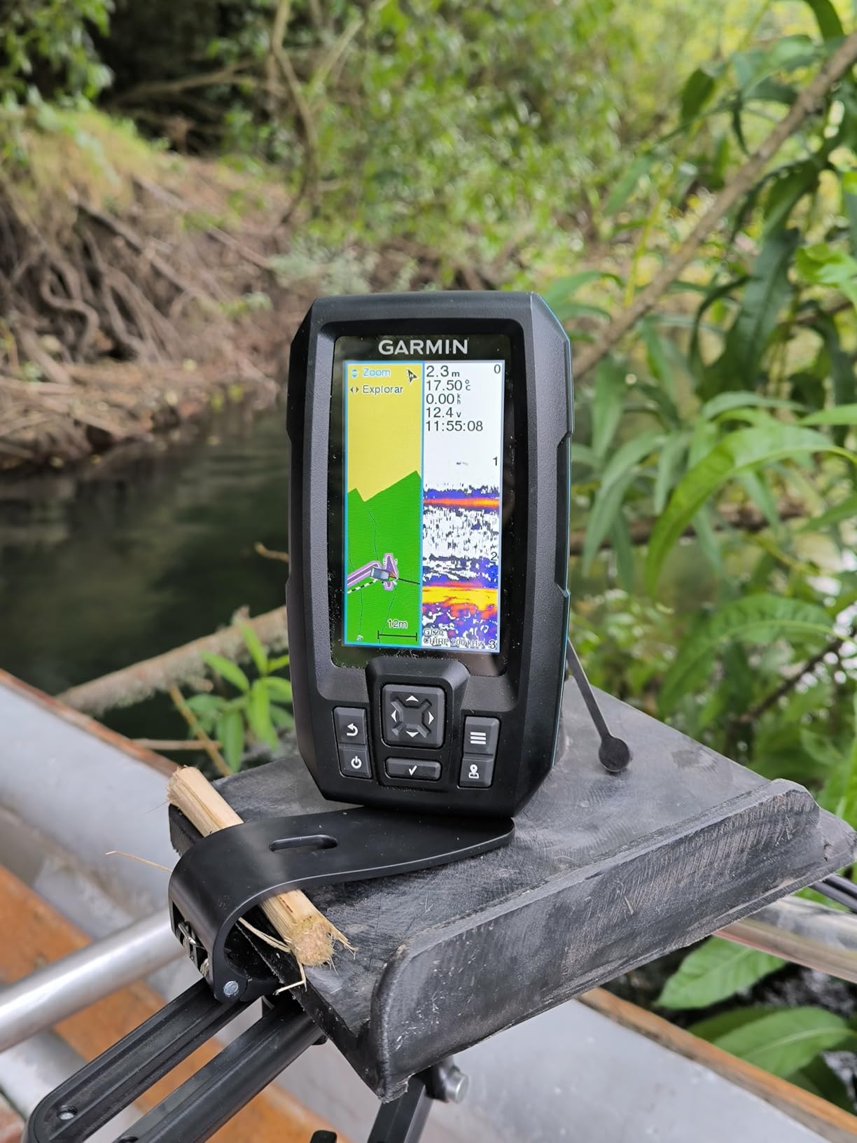 Garmin Striker Vivid 4cv Fishfinder with Transducer, 4-inch LCD Display, Easy-to-Use Scanning Sonar, Color Palettes (010-02550-00) customer photo 1