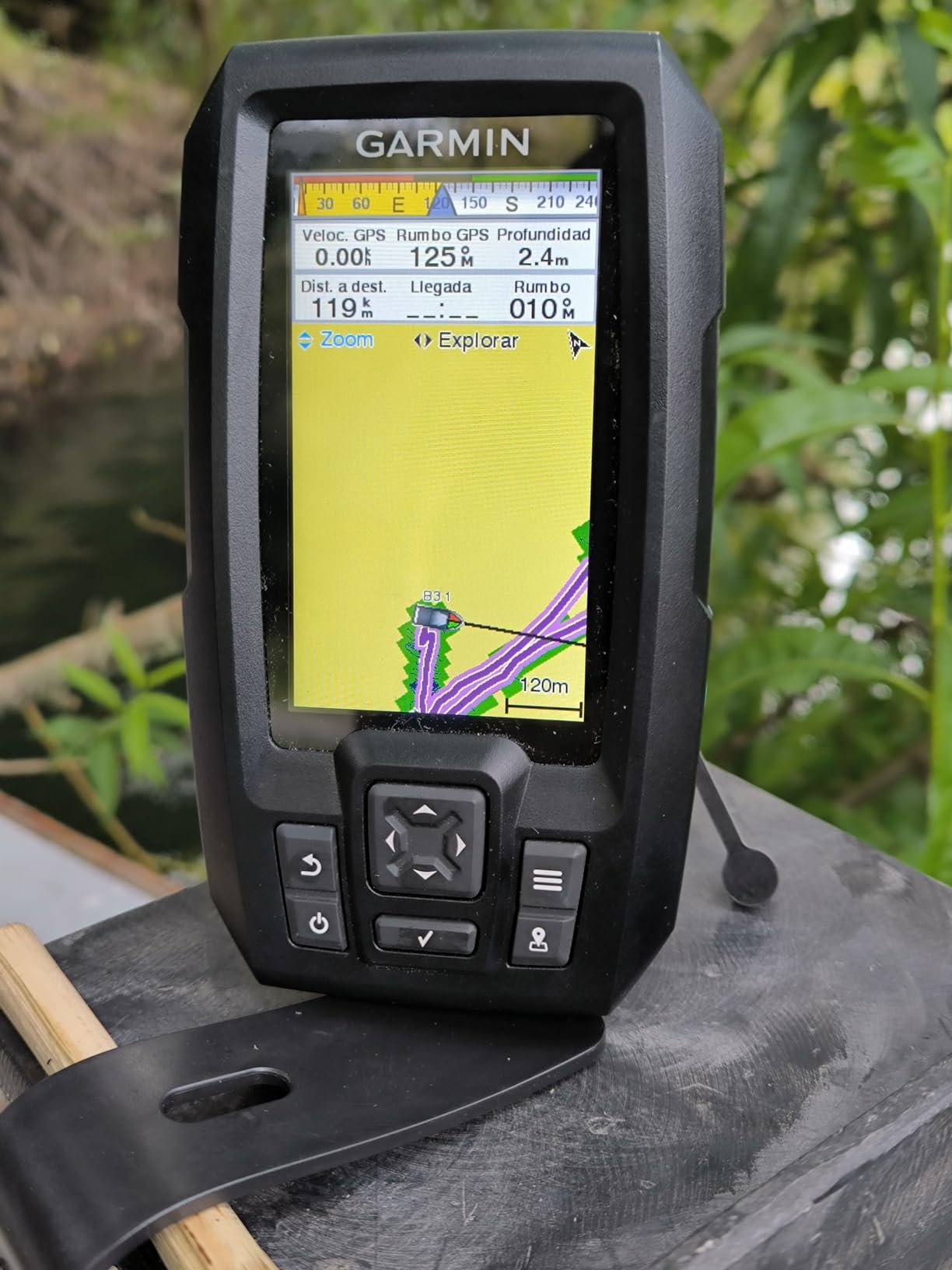 Garmin Striker Vivid 4cv Fishfinder with Transducer, 4-inch LCD Display, Easy-to-Use Scanning Sonar, Color Palettes (010-02550-00) customer photo 2