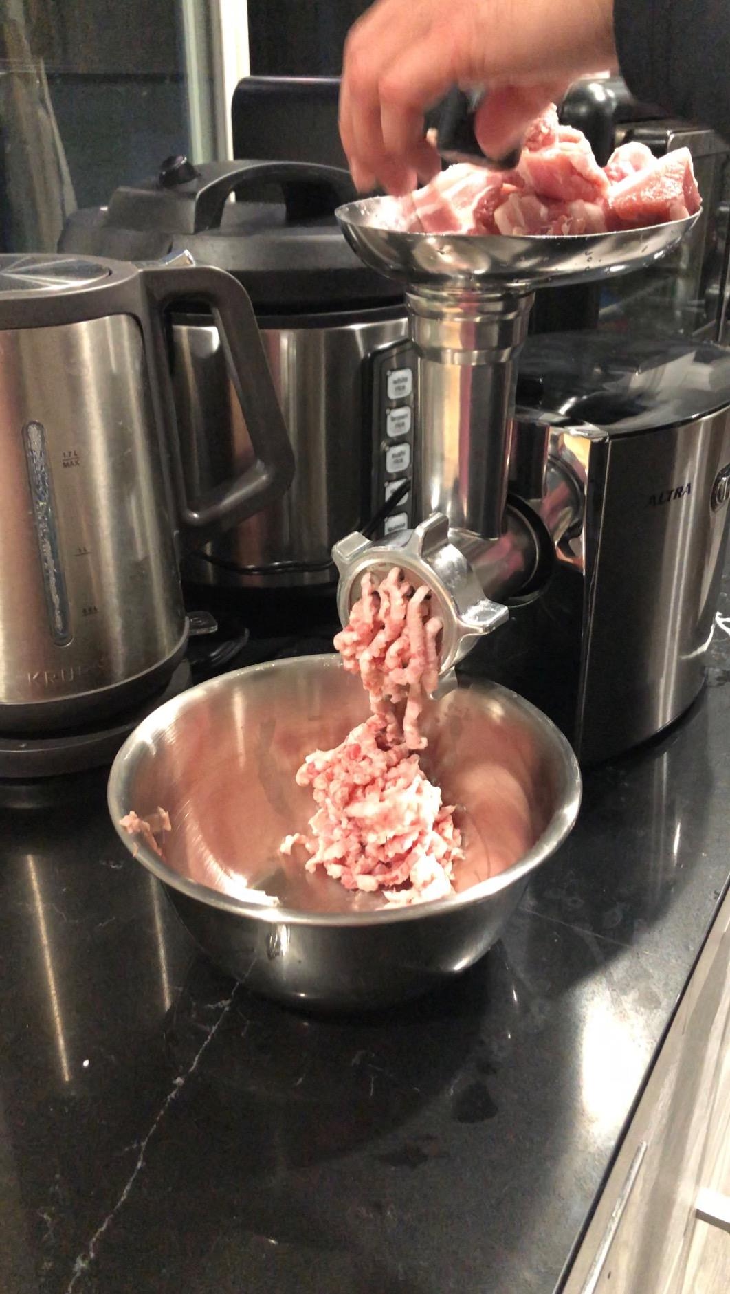 CHEFFANO Meat Grinder, 2800W Max Meat Grinder Electric, ETL Approved Heavy Duty Meat Mincer Machine with 2 Blades, 3 Plates, Sausage Stuffer Tubes & Kubbe Kit for Home Kitchen Use customer photo 1