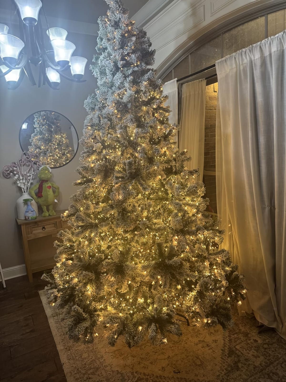 Yaheetech 6ft Pre-Lit Snow Flocked Artificial Christmas Tree, 250 Lights customer photo 2