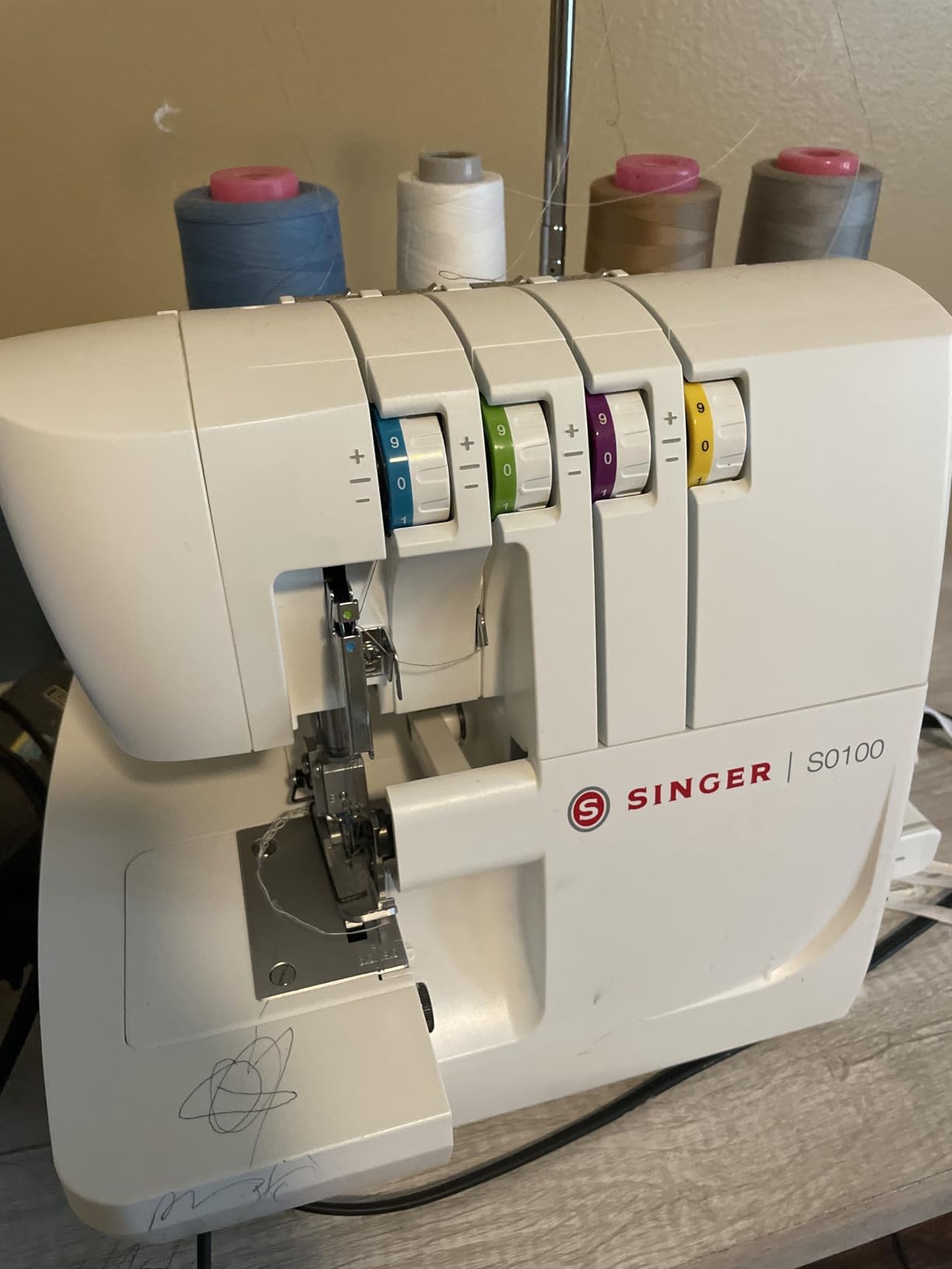 SINGER S0100 High Speed Serger Overlock Machine, 2-3-4 Thread Capability | 6 built-in stitches, color coded threading, metal frame, 1300 stitches/min, differential feed customer photo 1