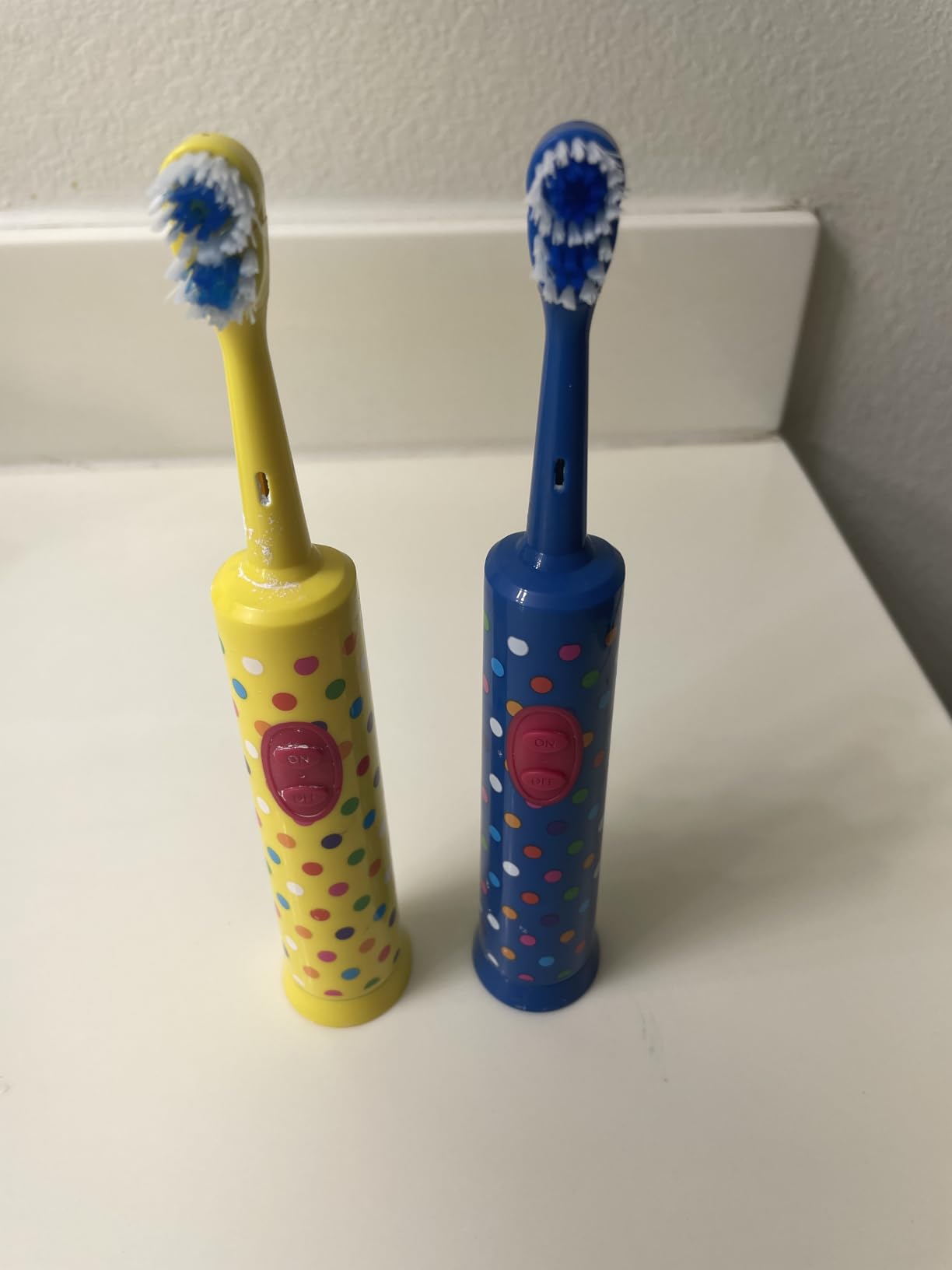 Amazon Basics Kids Electric Toothbrush, Battery Powered, Soft Bristles, Oscillating Brush Head, Ages 4+, 2 Count, 1-Pack (Previously Solimo) customer photo 1