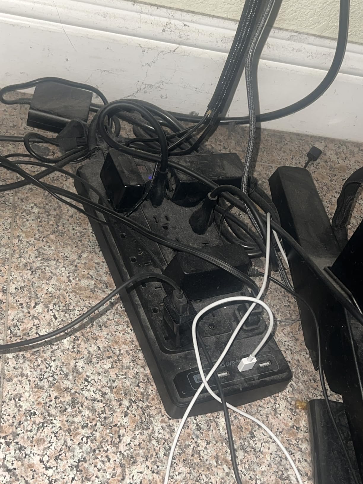 18 Outlets Surge Protector Power Strip - 6 Feet Flat Plug Heavy Duty Extension Cord with 18 Widely Outlets and 4 USB Ports, 2100 Joules, ETL Listed customer photo 1
