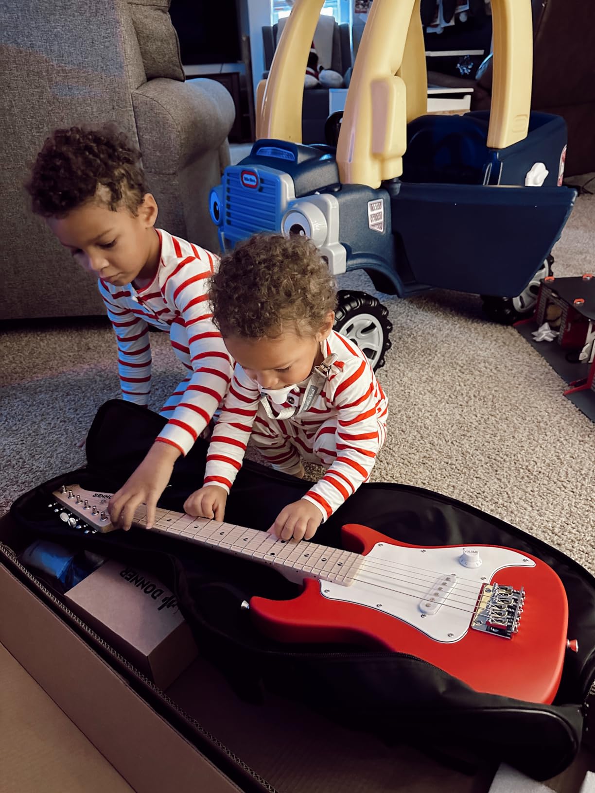Donner 30 Inch Kids Electric Guitar Beginner Kit ST-Style (Red) | Mini Electric Guitar for Boys Girls with Amp, 600D Bag, Tuner, Picks, Cable, Strap, Extra Strings, and Lessons, DSJ-100 customer photo 2