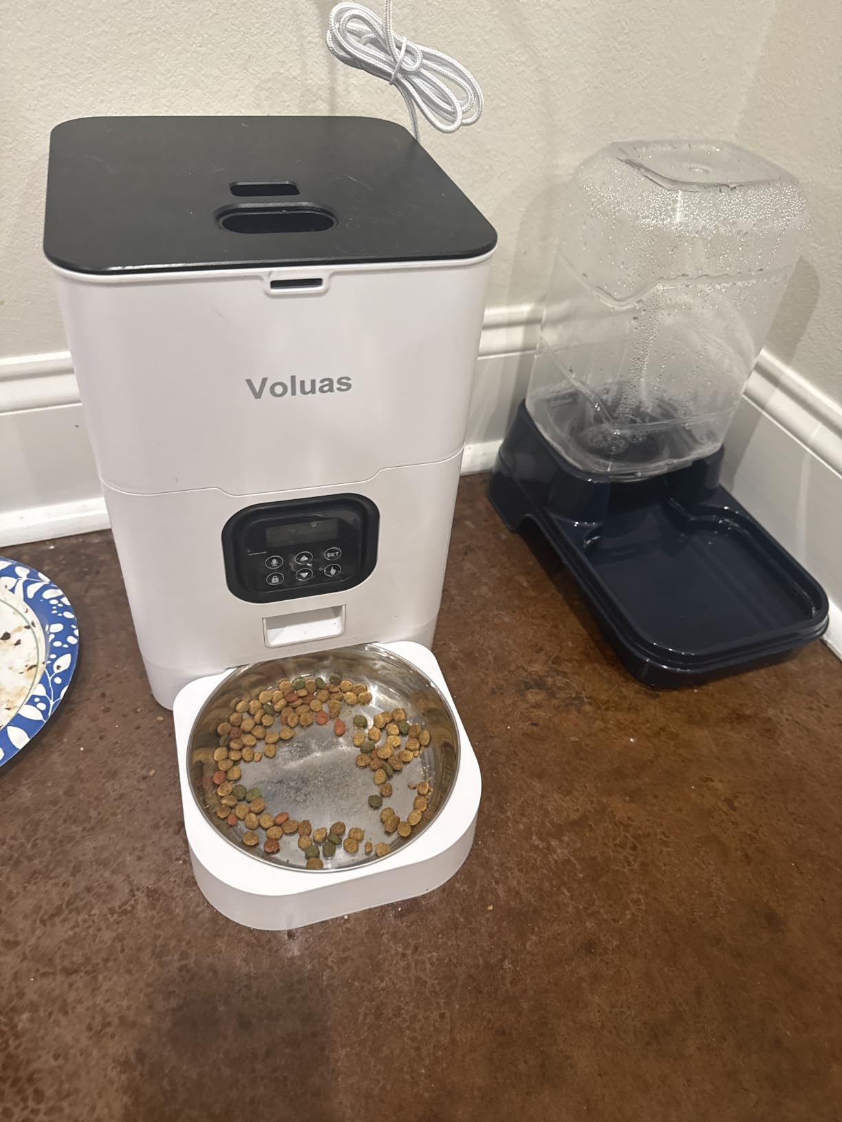 VOLUAS Automatic Cat Feeder, 4L Timed Dry Food Dispenser for Cats & Dogs | Programmable Portion Control, Up to 4 Meals Daily, Dual Power Supply, Power-Off Memory, 10-Second Voice Recorder customer photo 1