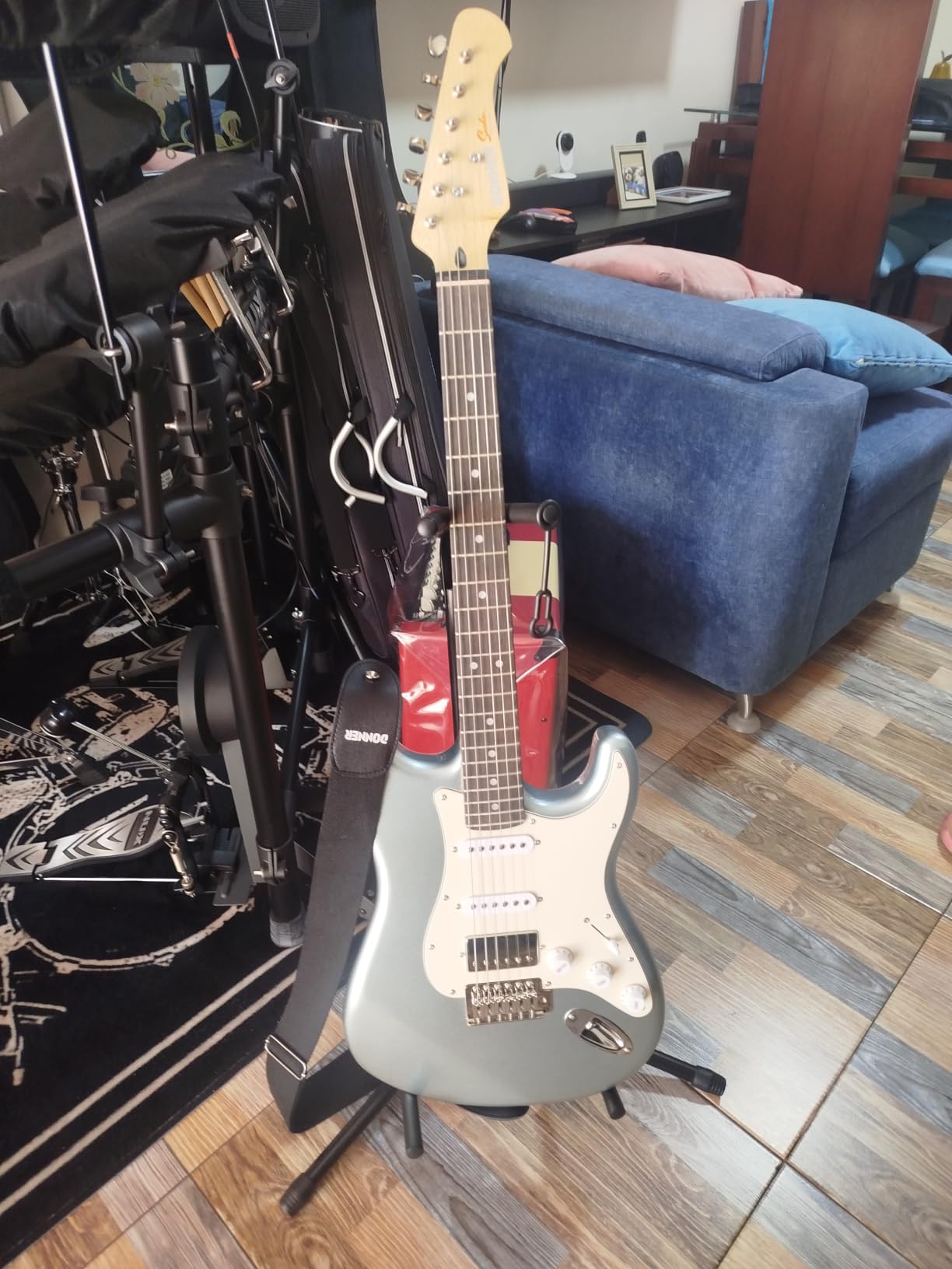 Donner DST-152R Electric Guitar Kit for Adults from Beginners to Advanced | HSS Pickup Coil Split, Full-size Solid Body with Amp-Headphone Jack, Complete Starter Accessories, Metallic Ice Blue customer photo 1