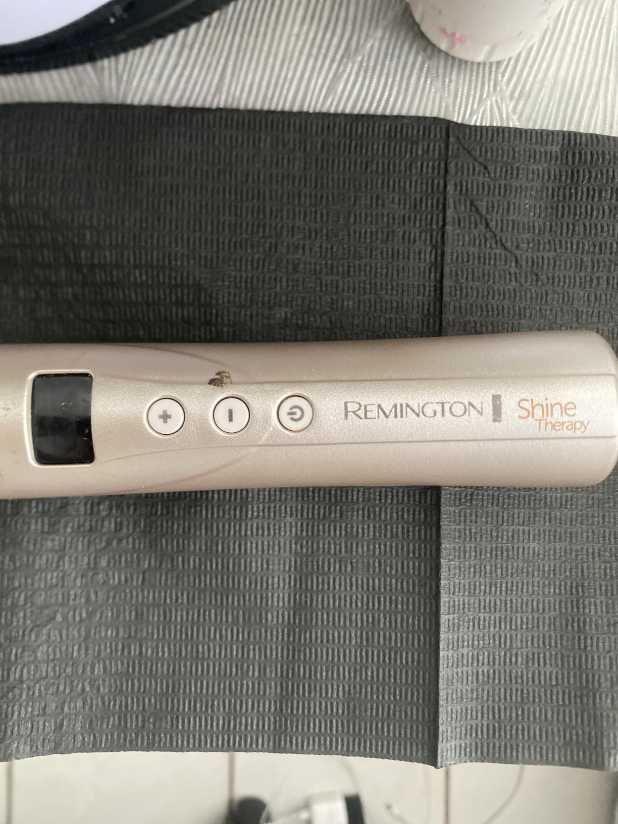Remington Shine Therapy Argan Oil & Keratin Infused ½-1 Inch Tapered Curling Wand for Natural Curls, Includes Heat Glove | Champagne Color, 30-Second Heat Up, 10 Digital Heat Settings customer photo 2