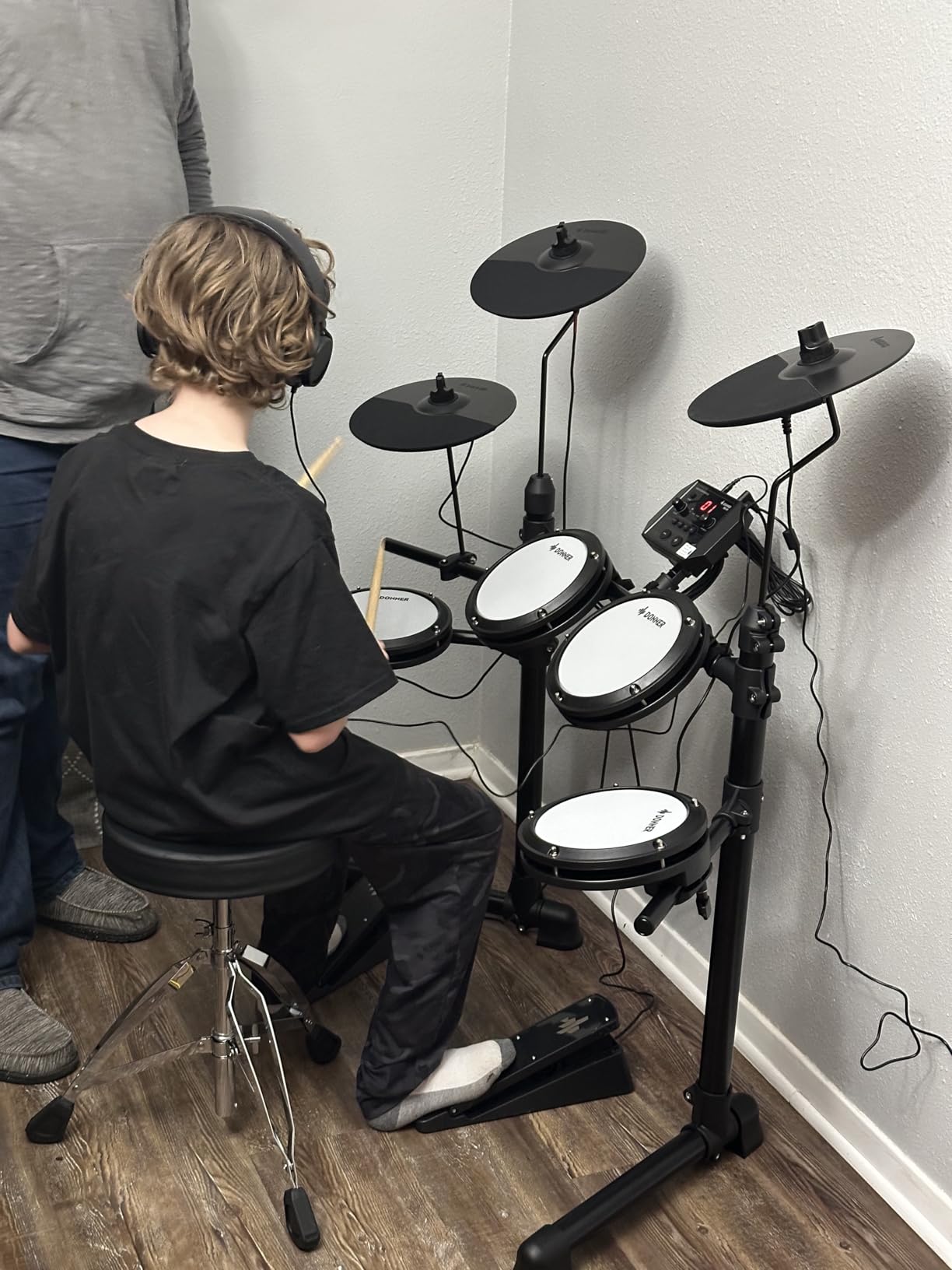 Donner DED-80 Electronic Drum Set with 4 Quiet Mesh Pads, 180+ Sounds, 2 Pedals, Throne, Headphones, Sticks, and Melodics Lessons customer photo 2