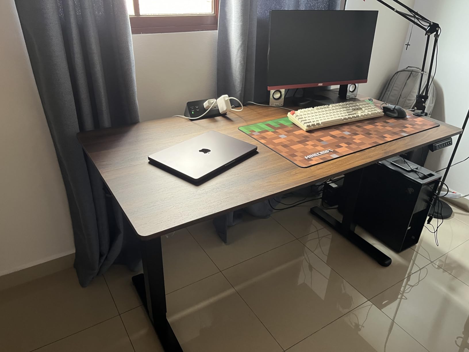 ErGear Height Adjustable Electric Standing Desk, 63 x 28 Inches Sit Stand up Desk, Memory Computer Home Office Desk, Black customer photo 2
