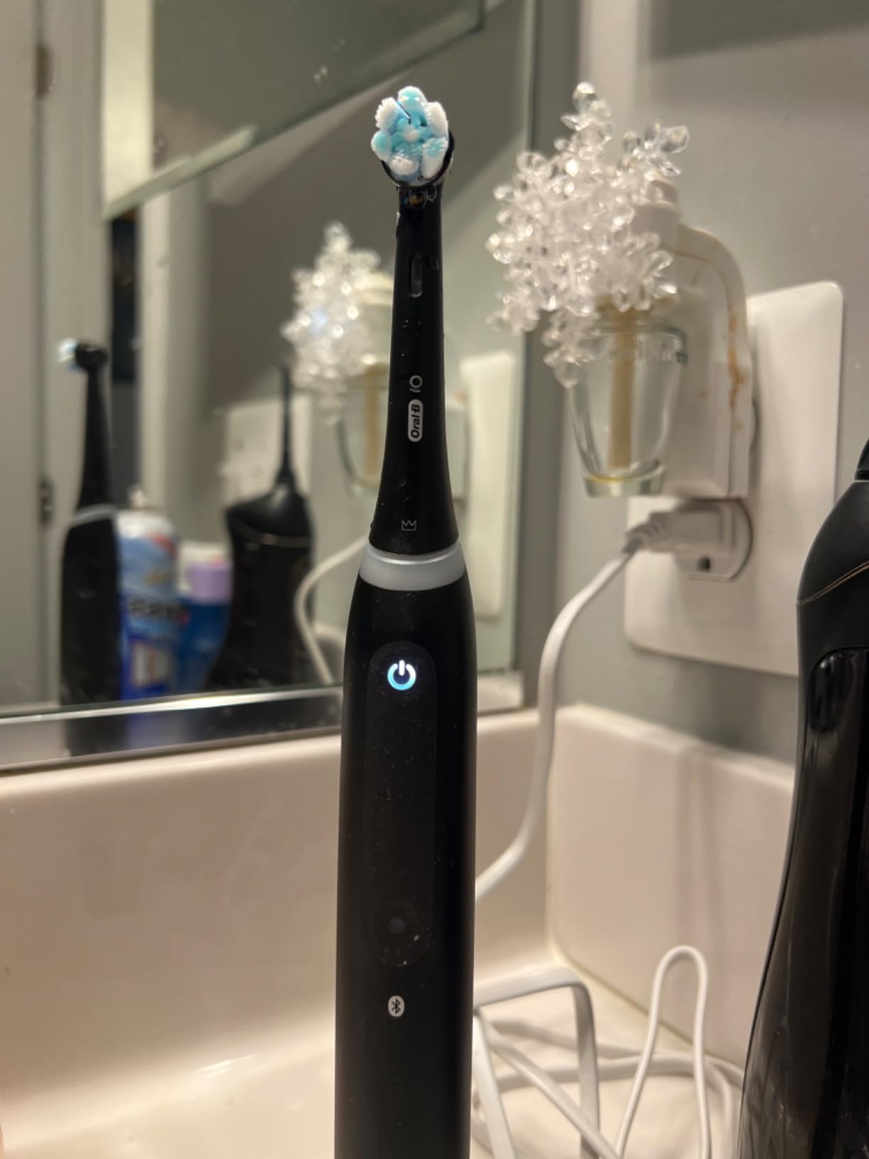 Oral-B Rechargeable Electric Toothbrush, iO5 Customizable Clean, 5 Cleaning Modes, Visual Pressure Sensor to Protect Gums, Travel Case, Black customer photo 2