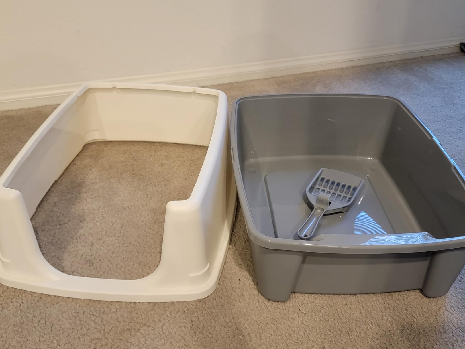 Amazon Basics Large Cat Litter Box with High Sides, Open Top for Easy Access, Includes Scoop with Storage, 19