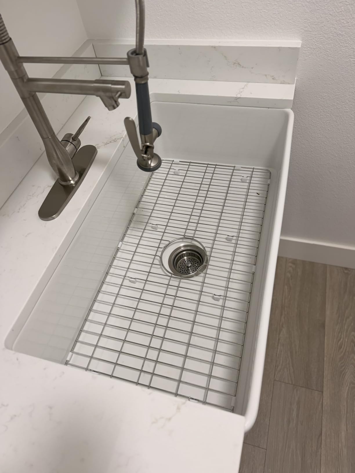 Miuara Farmhouse Sink 33 x 18 Inch White Fireclay Apron Front Kitchen Sink | Heavy duty fireclay large single bowl, Resistant to stains, chipping, heat & scratch customer photo 1