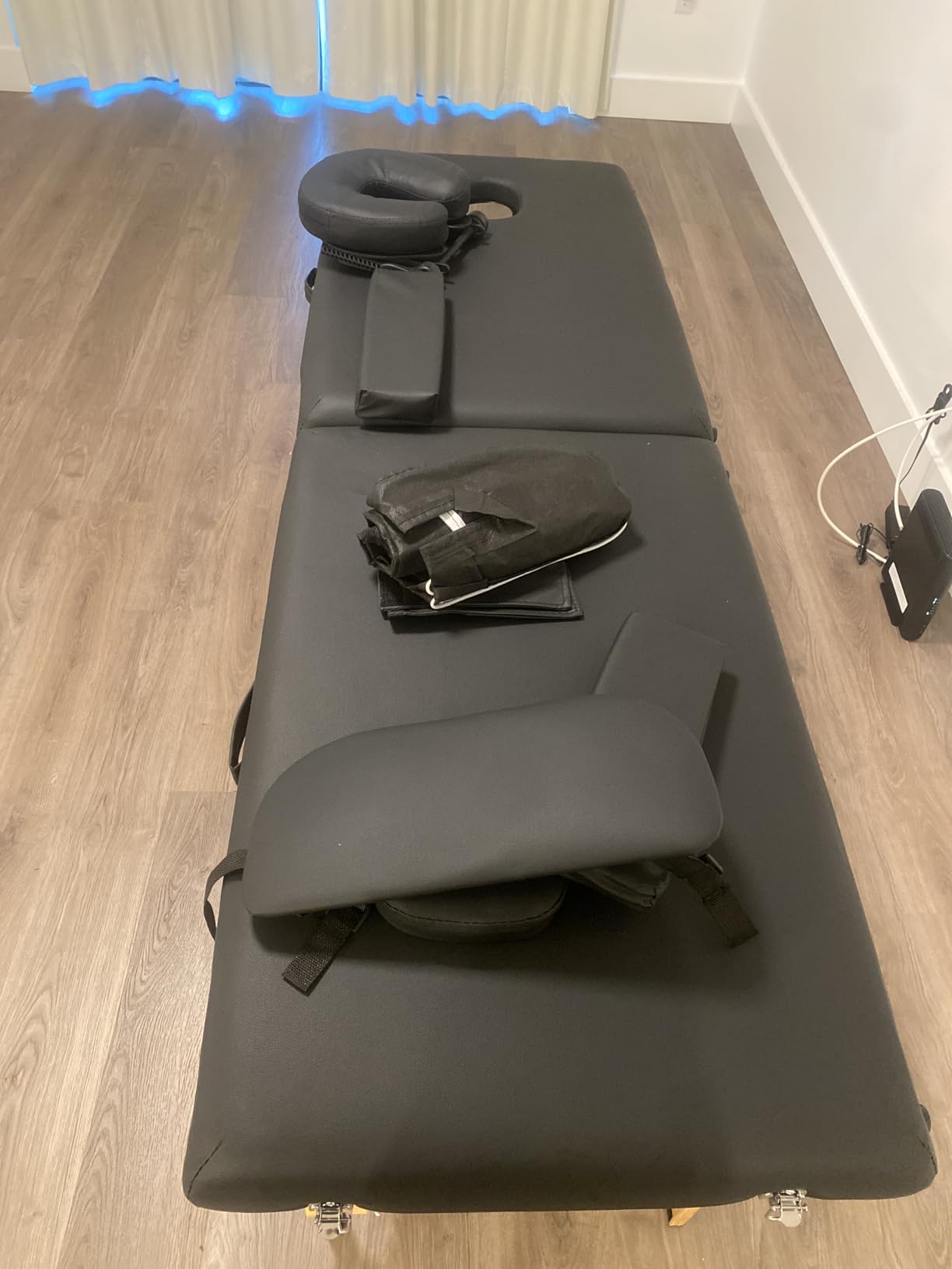 Portable Massage Table, Lightweight Wood Frame with Carry Handle, Black customer photo 2