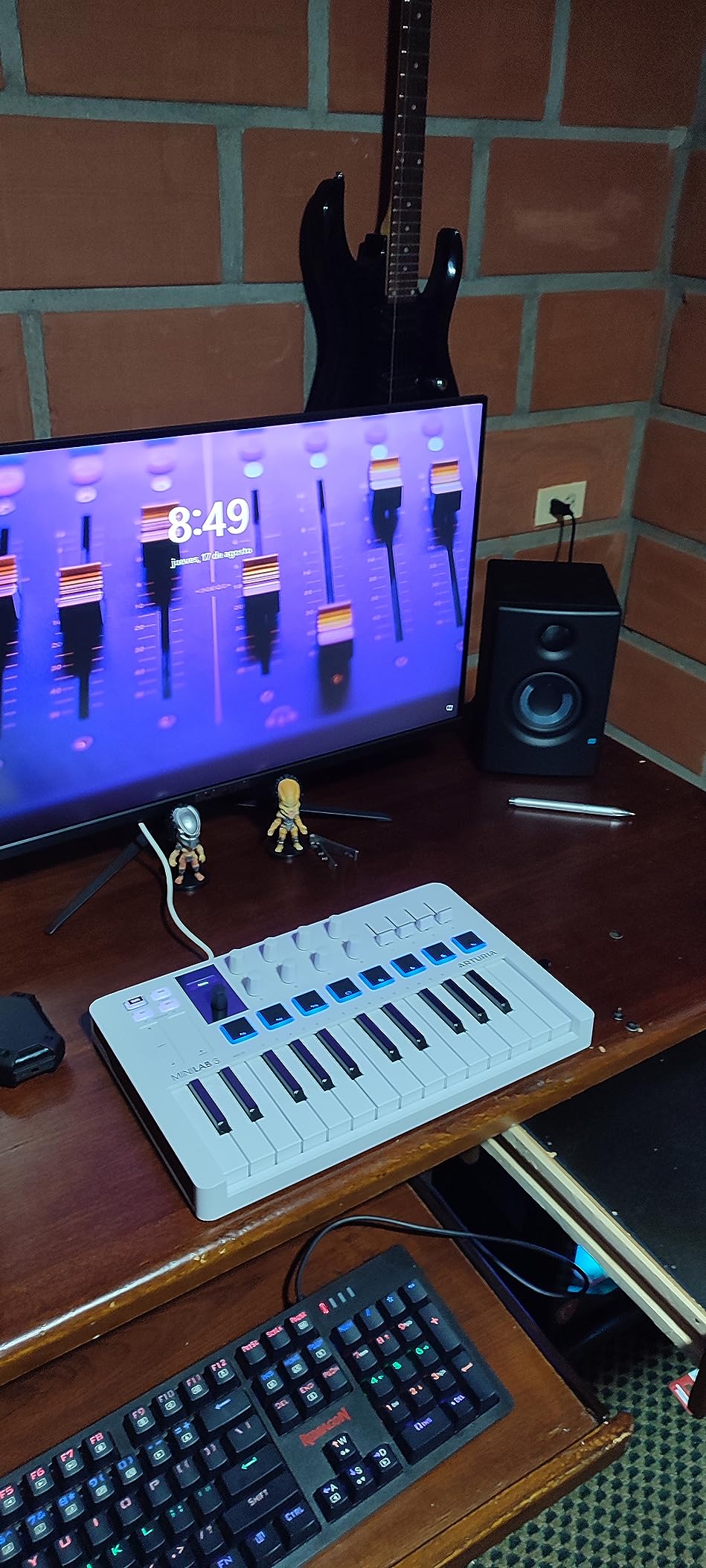 Arturia MiniLab 3 Universal MIDI Controller, White | All in One Software Package, 25 Keys, 8 Multi-Color Pads customer photo 1
